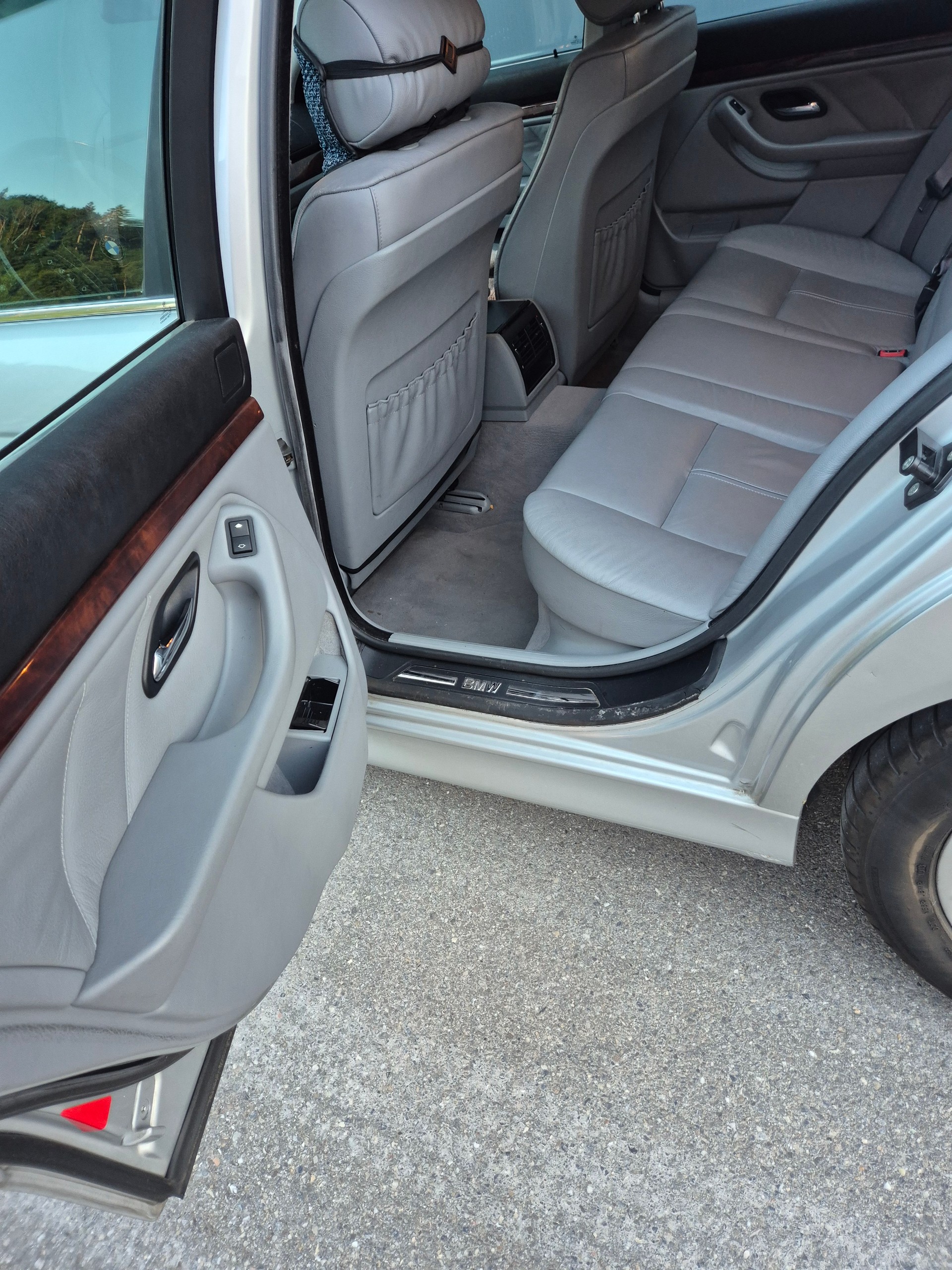 BMW 528i-image-5