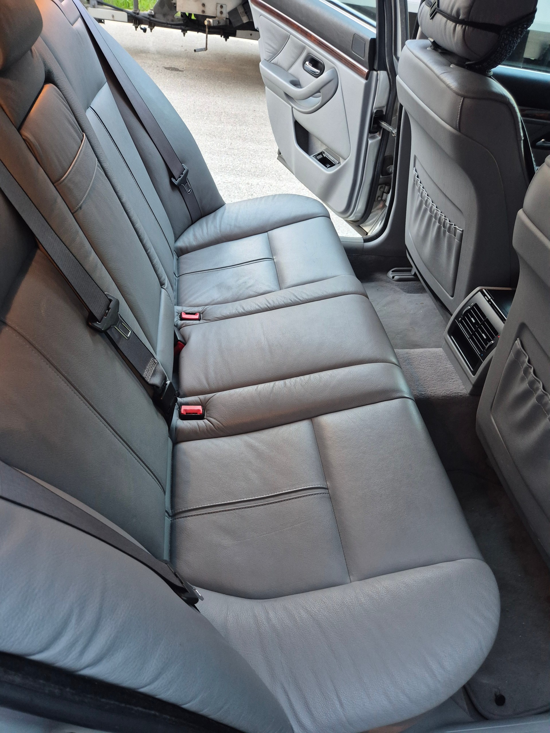 BMW 528i-image-6
