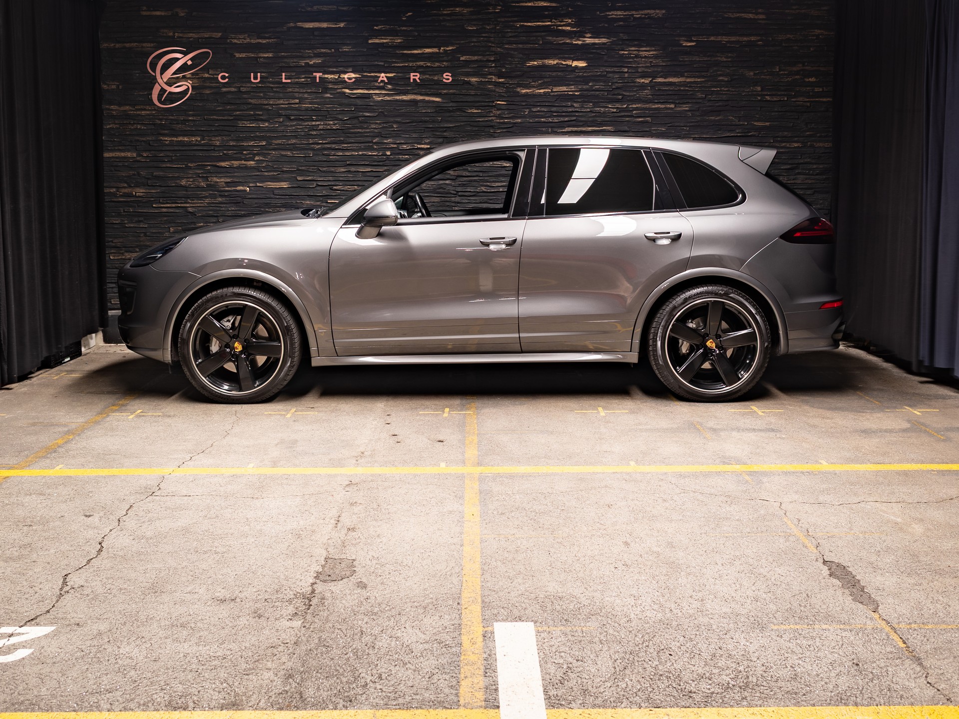 PORSCHE Cayenne S Diesel-showroom-element-1