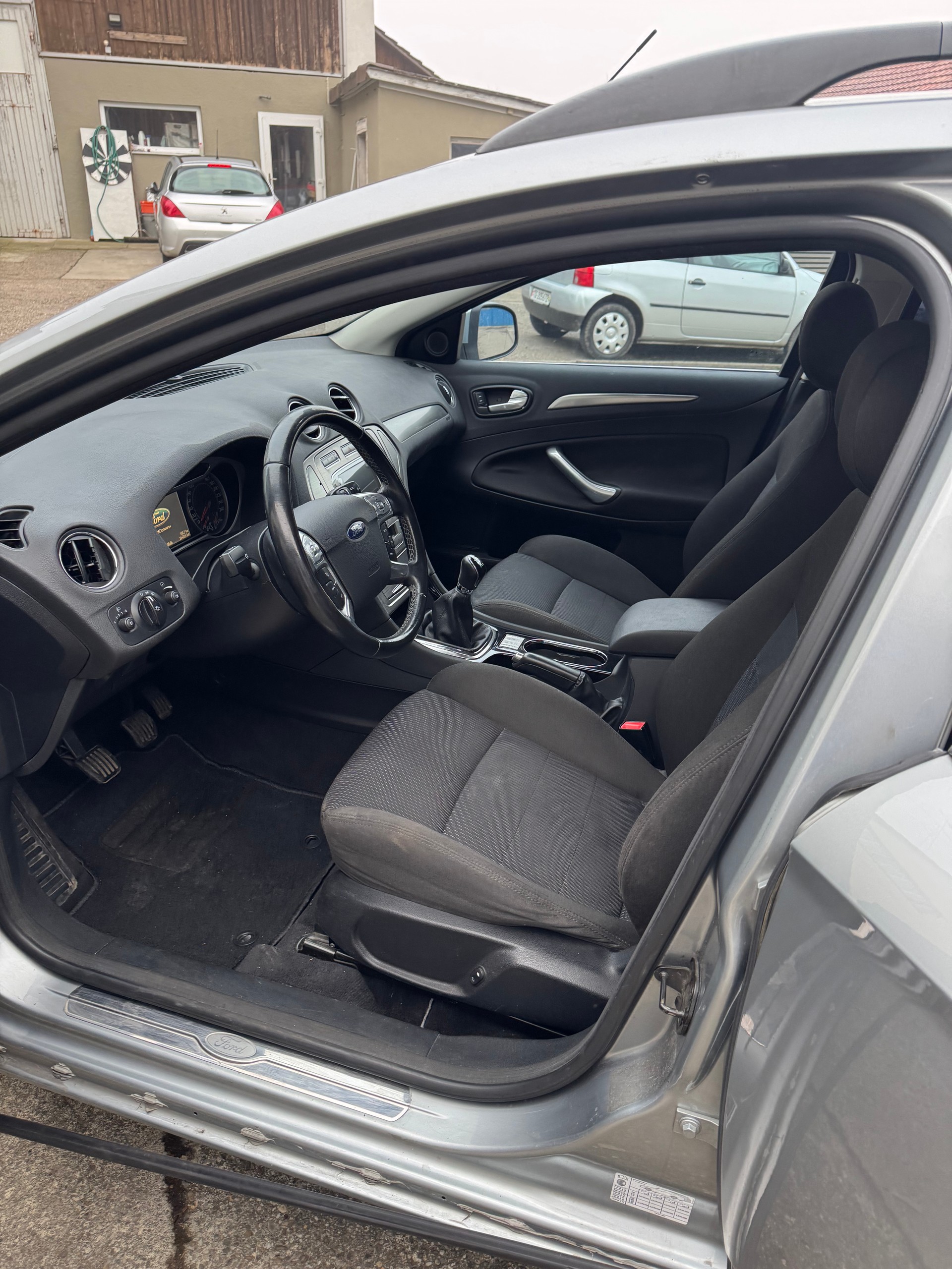 FORD Mondeo 2.0i 16V Titanium-image-5