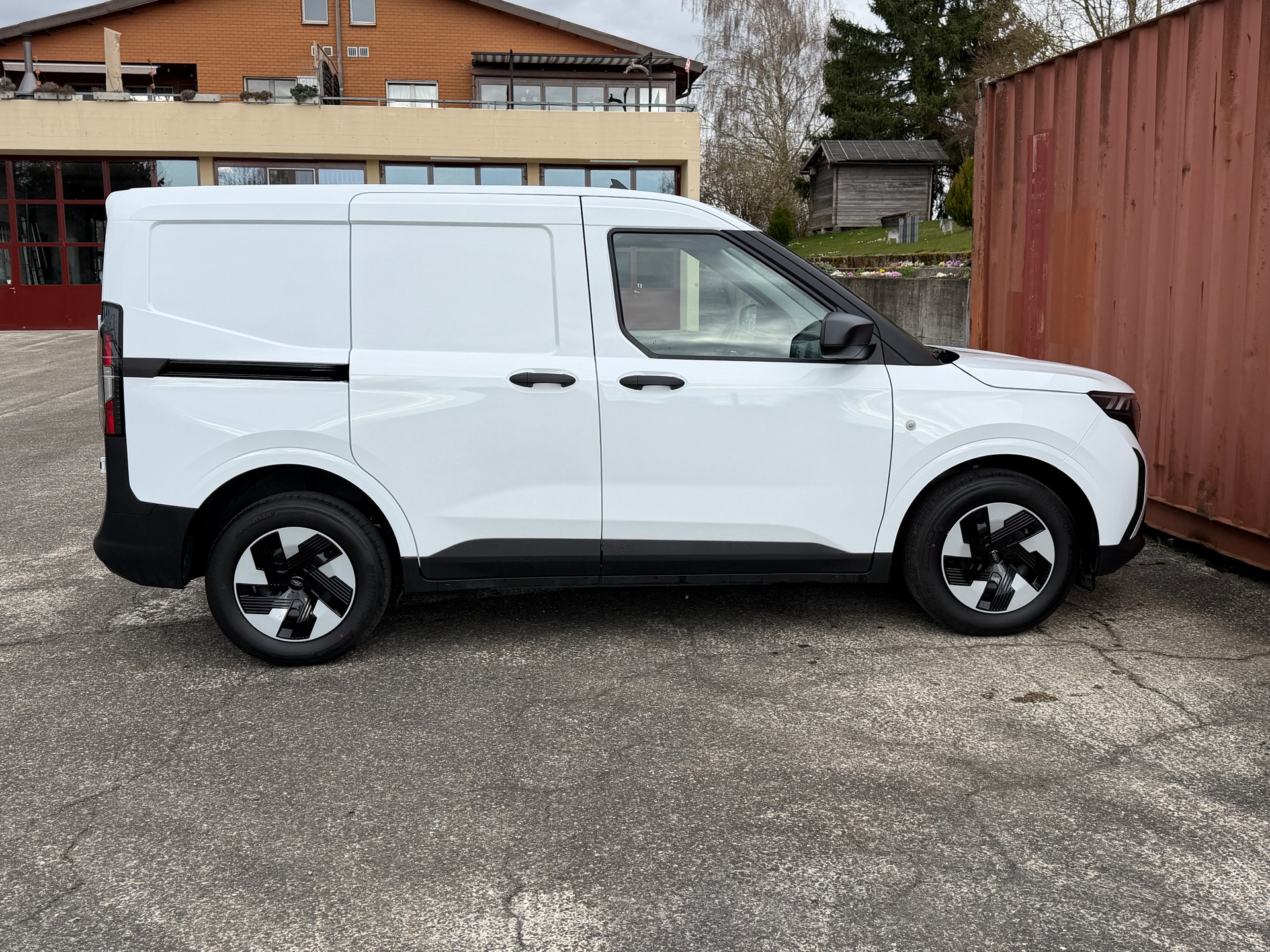 FORD E-Transit⚡ Courier Van Trend 🔋 60 Monate Garantie-showroom-element-1
