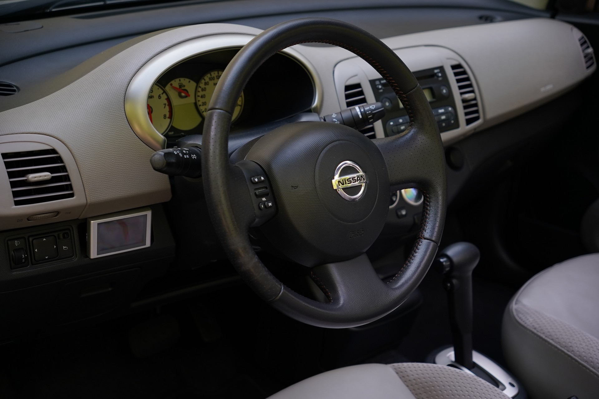 NISSAN Micra C+C 1.6 tekna-image-22