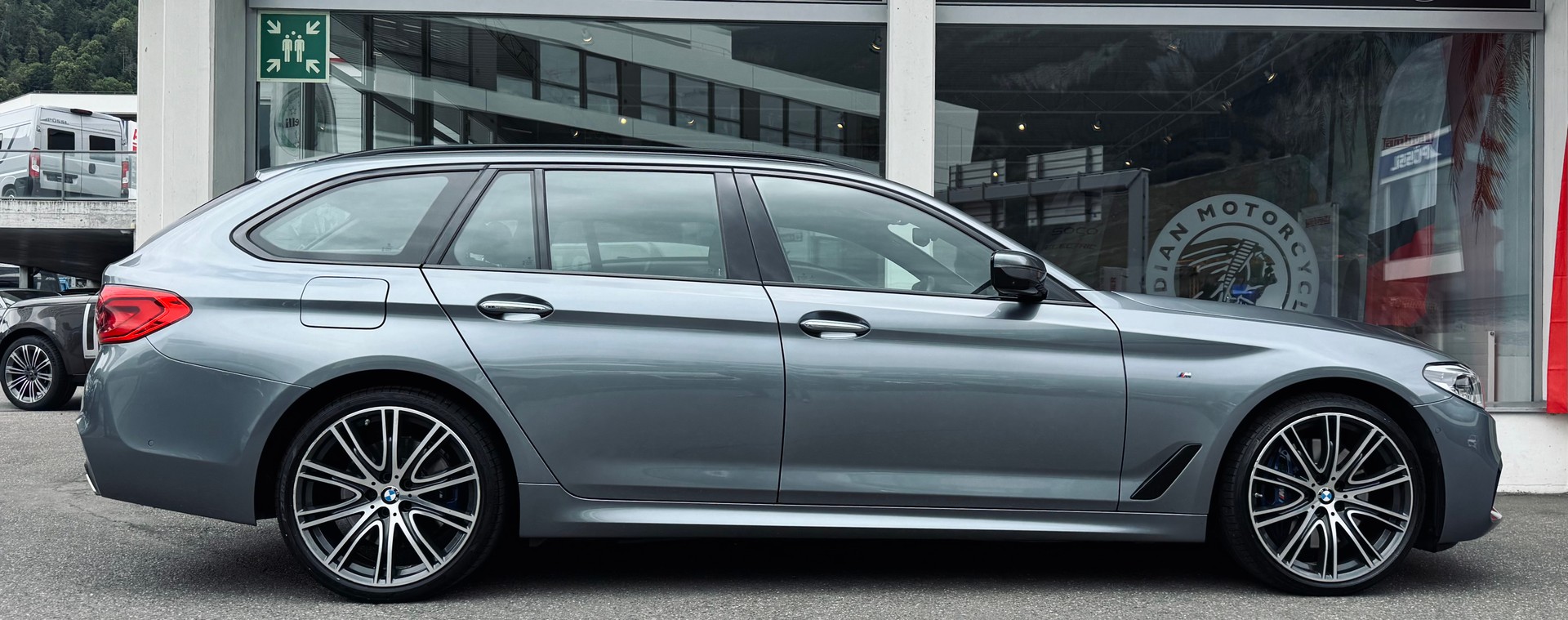 BMW 540i xDrive Touring M Sport Steptronic-showroom-element-1