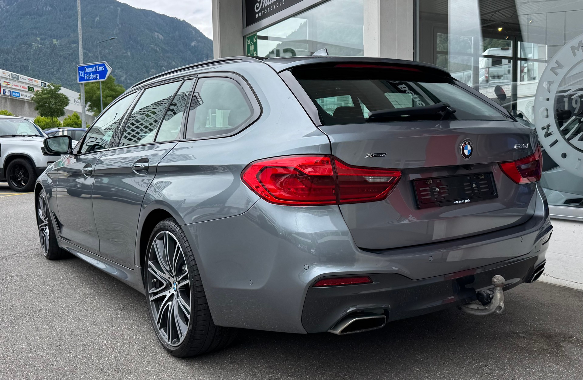 BMW 540i xDrive Touring M Sport Steptronic-showroom-element-3