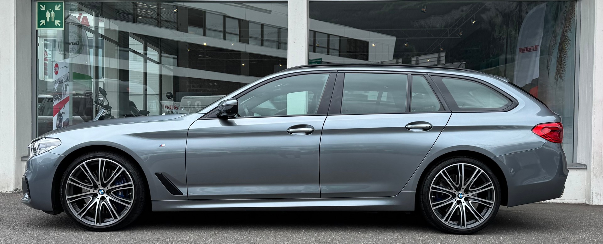BMW 540i xDrive Touring M Sport Steptronic-showroom-element-2