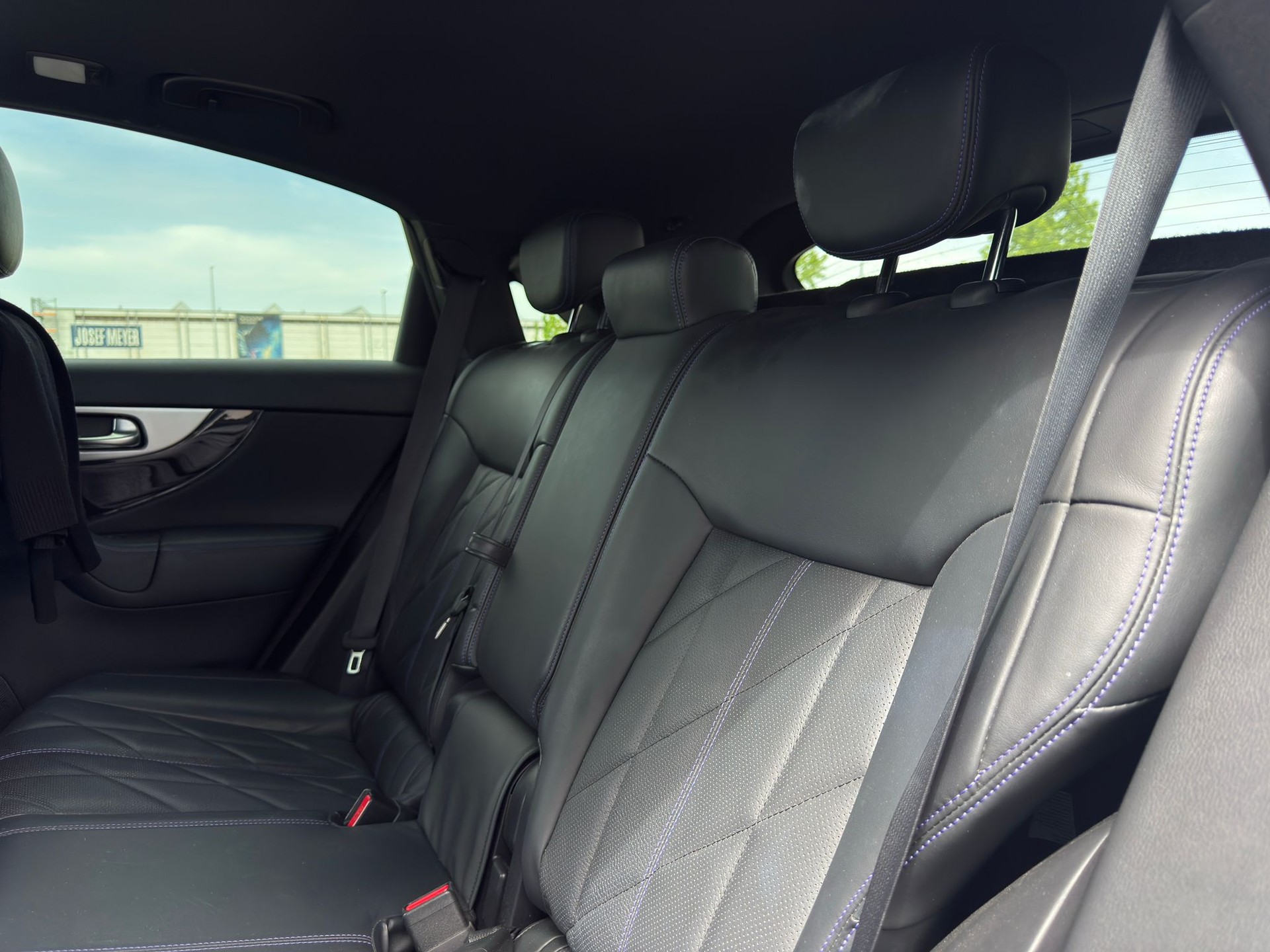 INFINITI QX70 3.7 Ultimate AWD Automatic-image-10