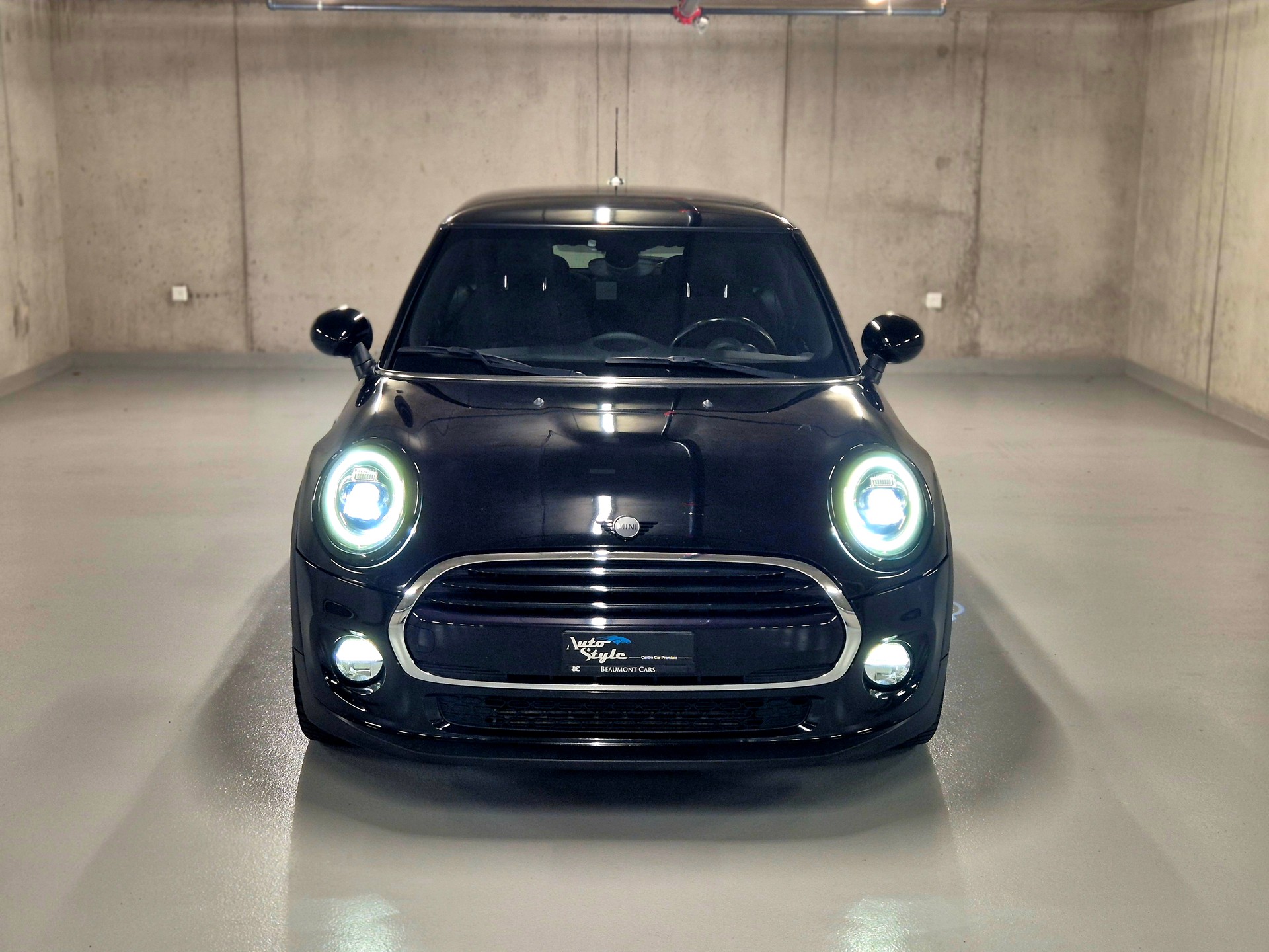 MINI Cooper Blackyard-showroom-element-1
