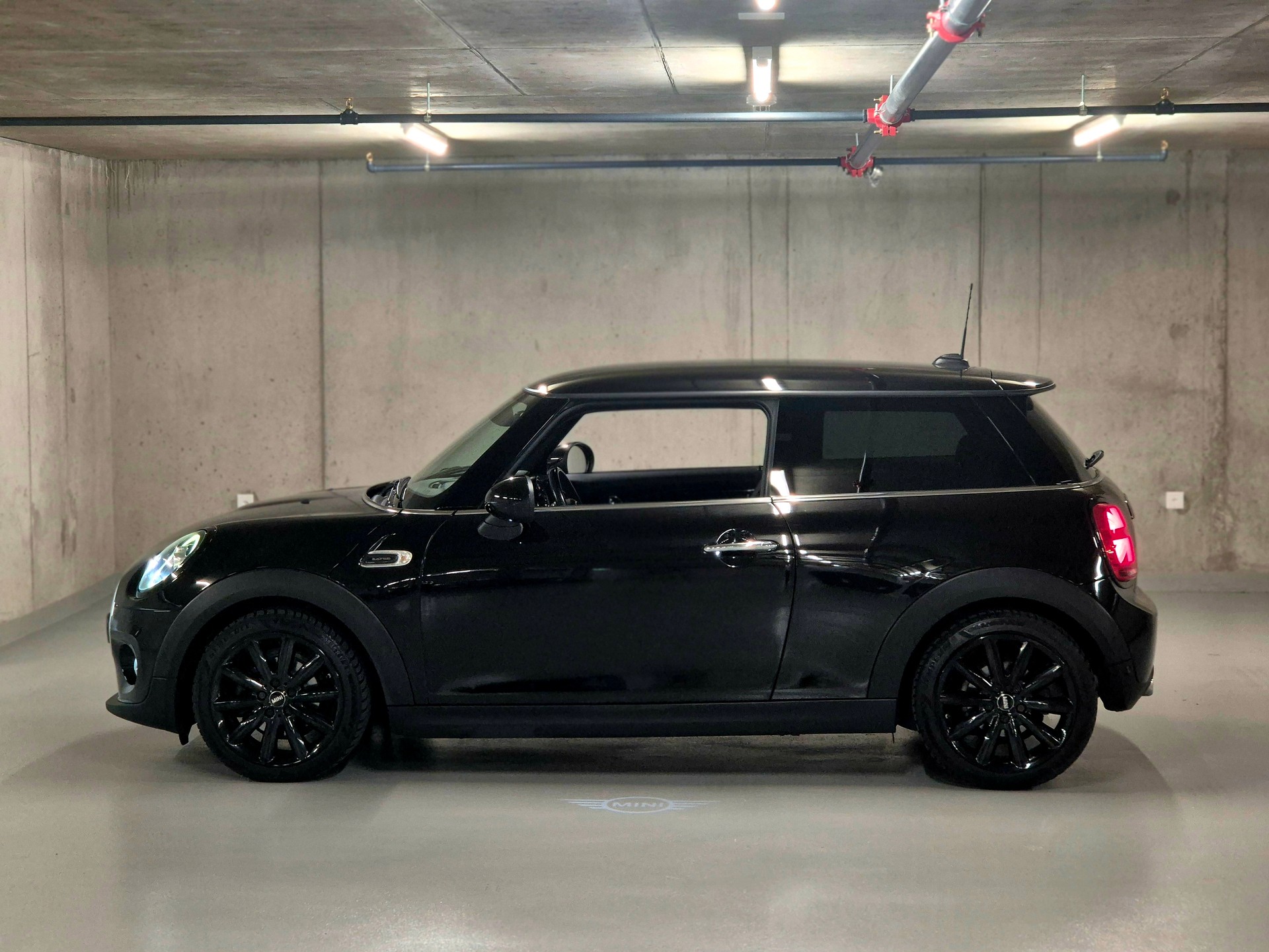 MINI Cooper Blackyard-showroom-element-3