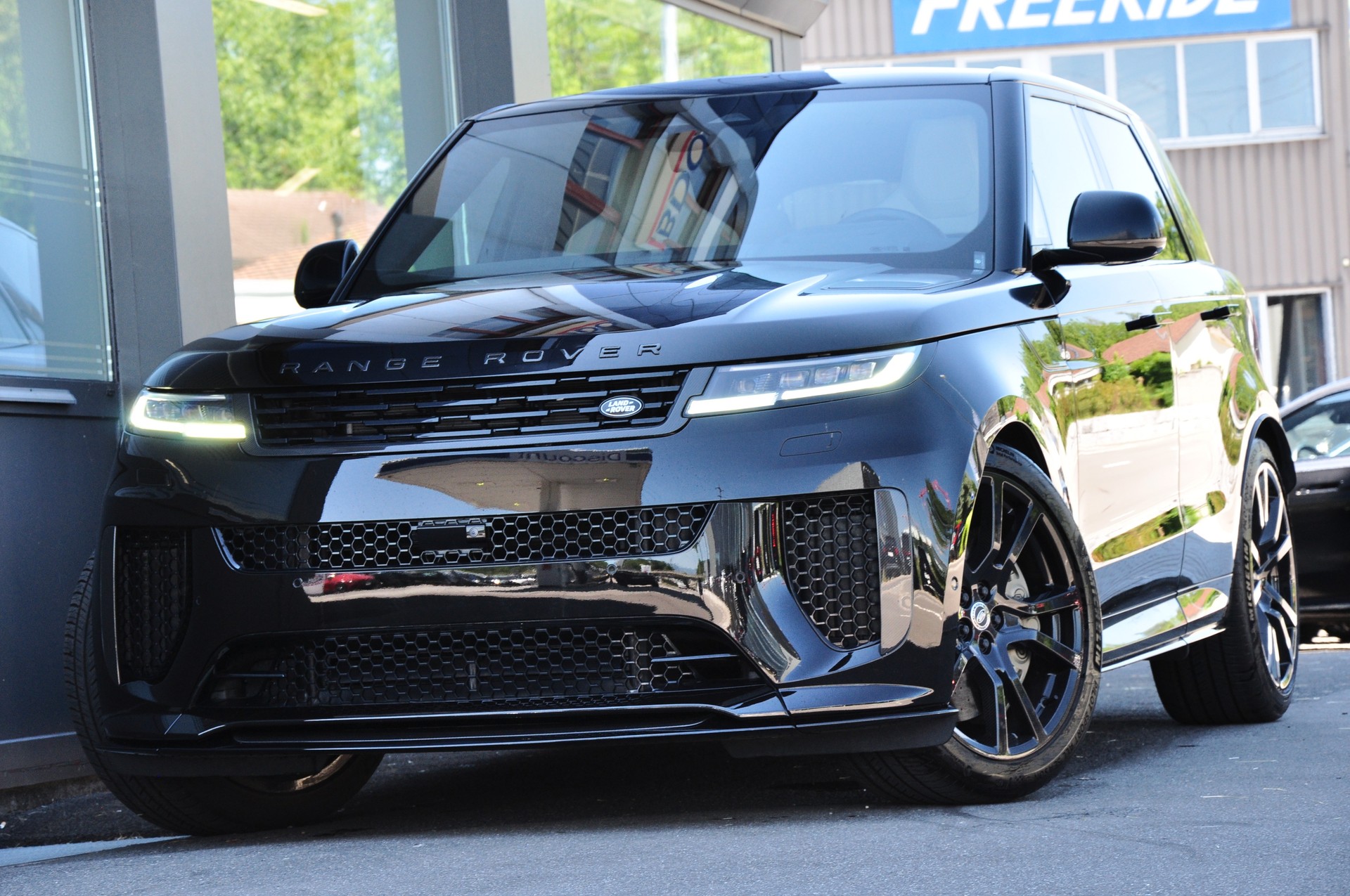LAND ROVER Range Rover Sport P635 4.4 V8 SV Edition One-showroom-element-1