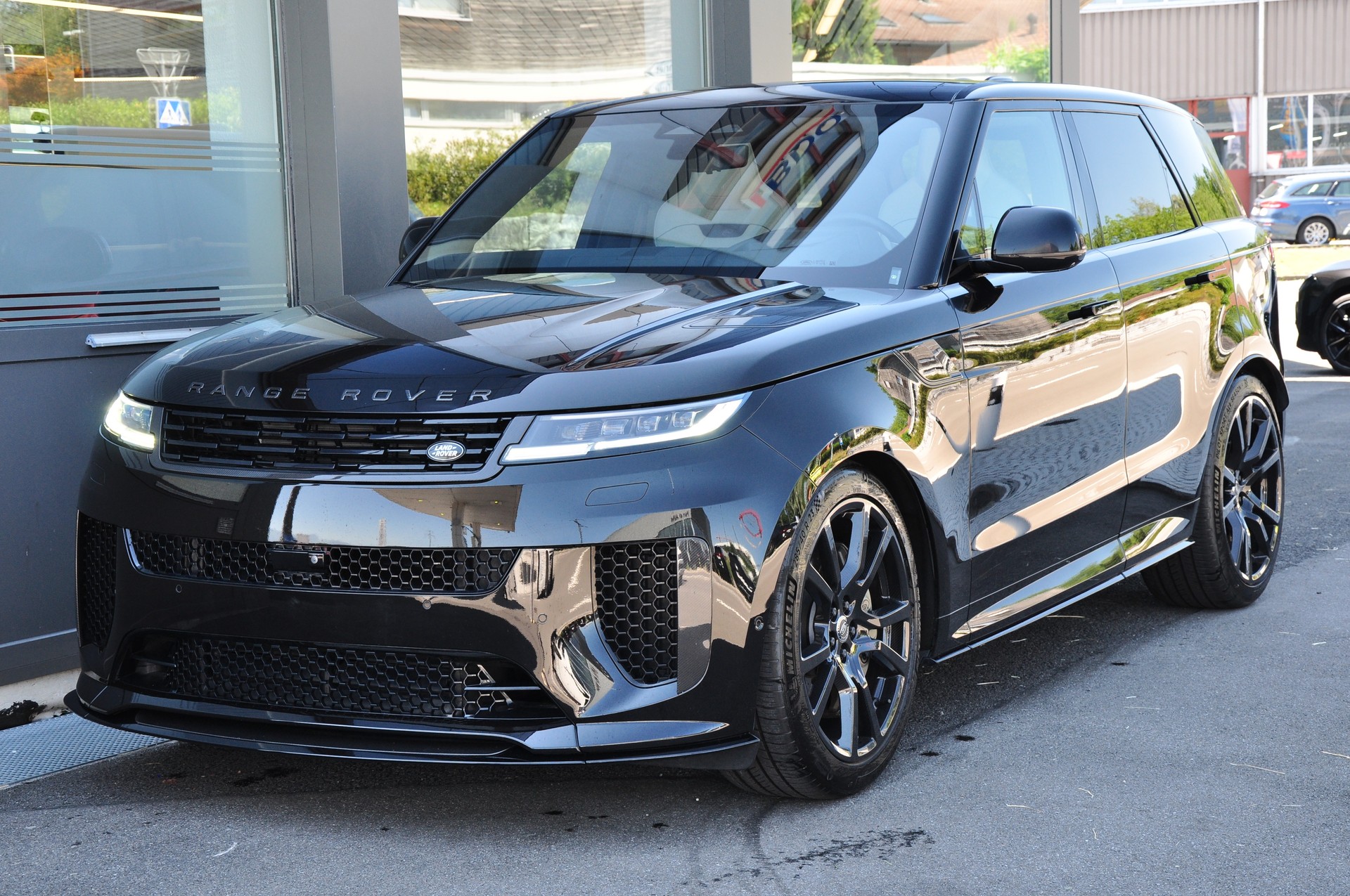 LAND ROVER Range Rover Sport P635 4.4 V8 SV Edition One-showroom-element-3