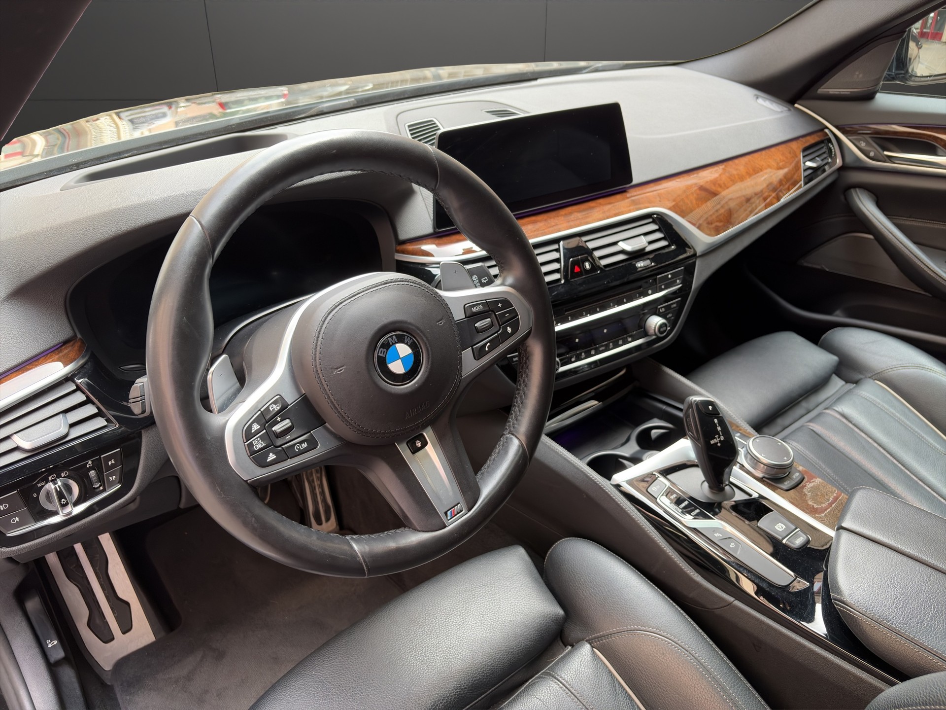 BMW 530i xDrive Touring M Sport Steptronic-image-12