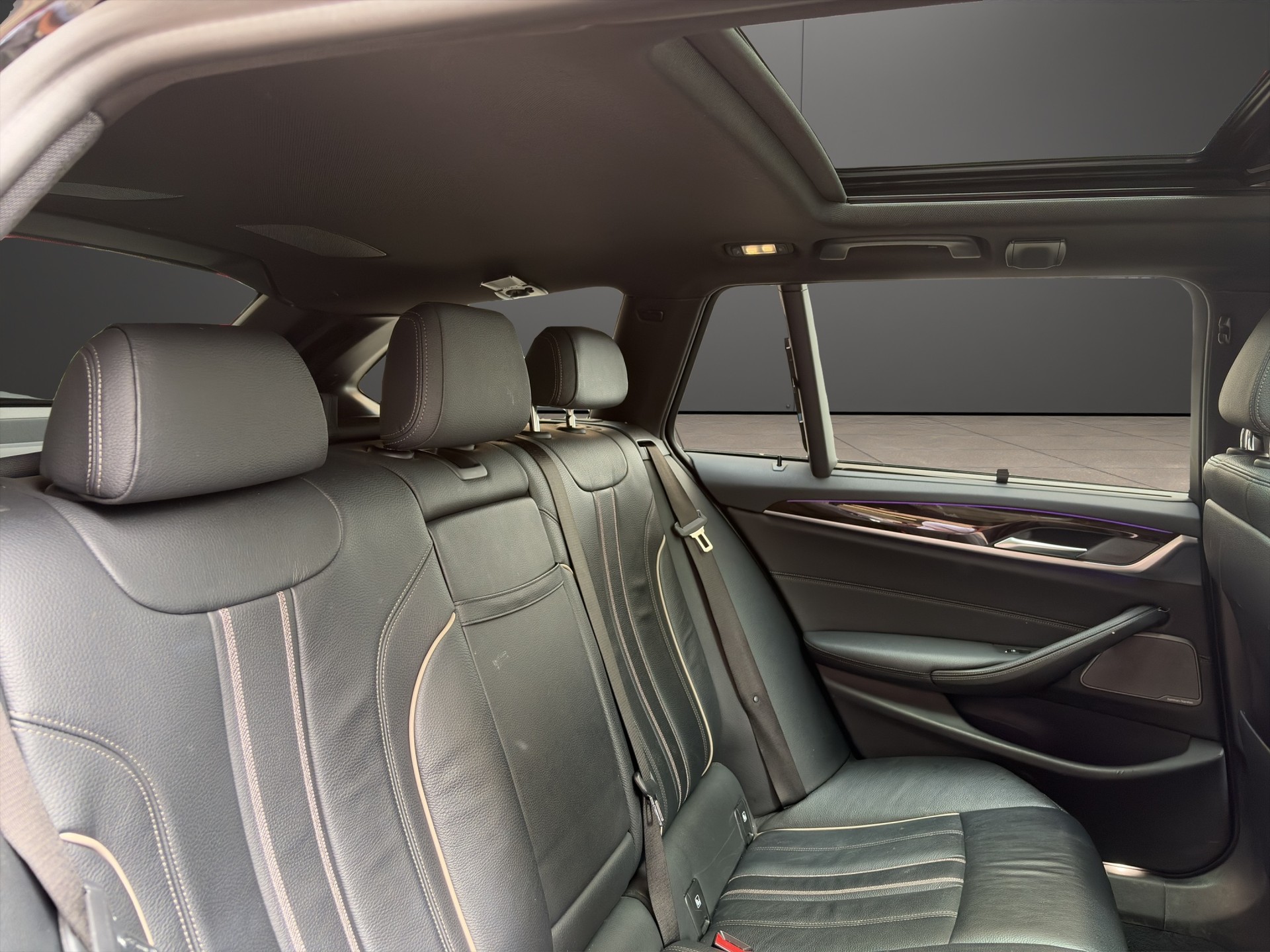 BMW 530i xDrive Touring M Sport Steptronic-image-17