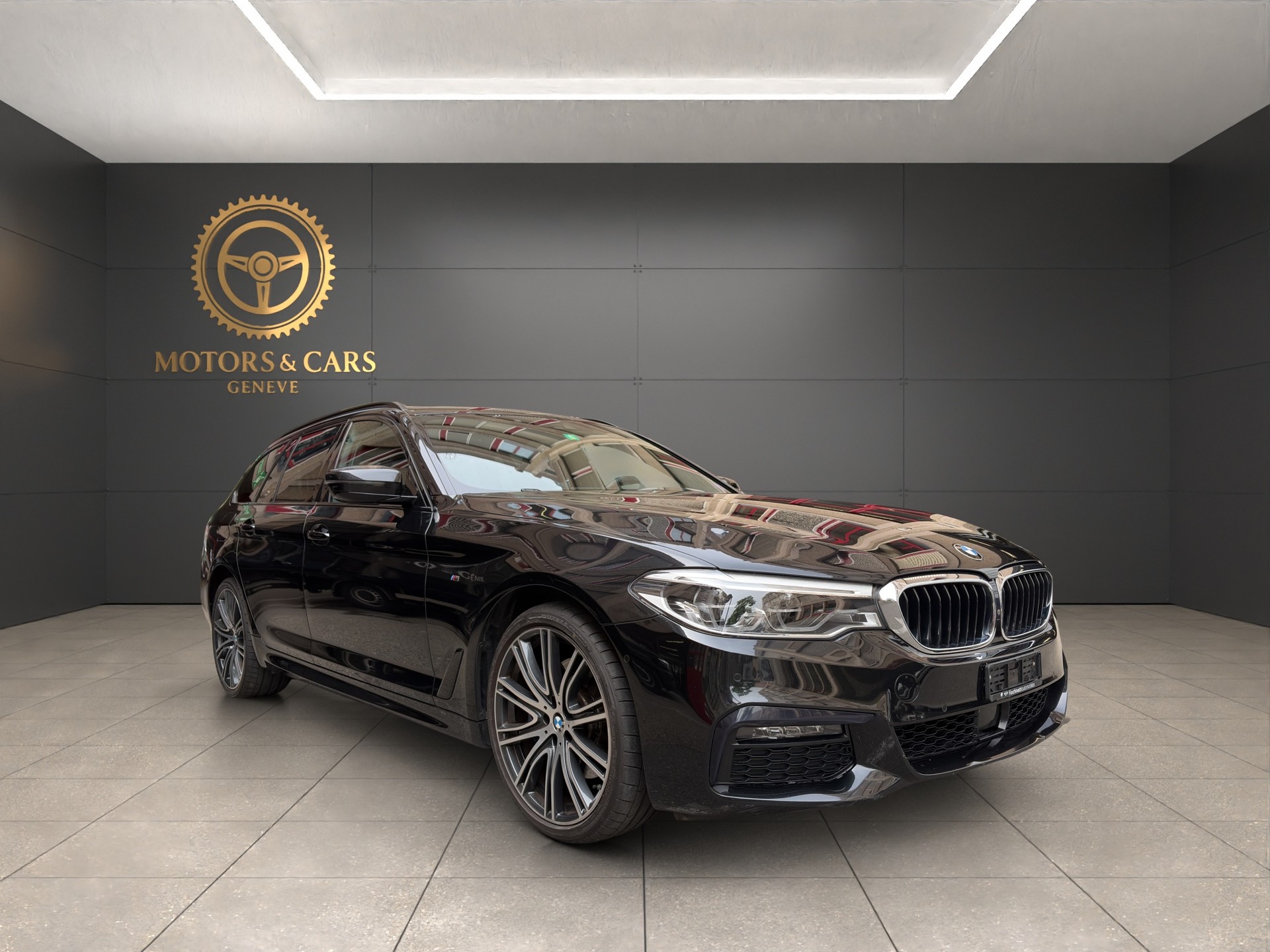 BMW 530i xDrive Touring M Sport Steptronic-showroom-element-1