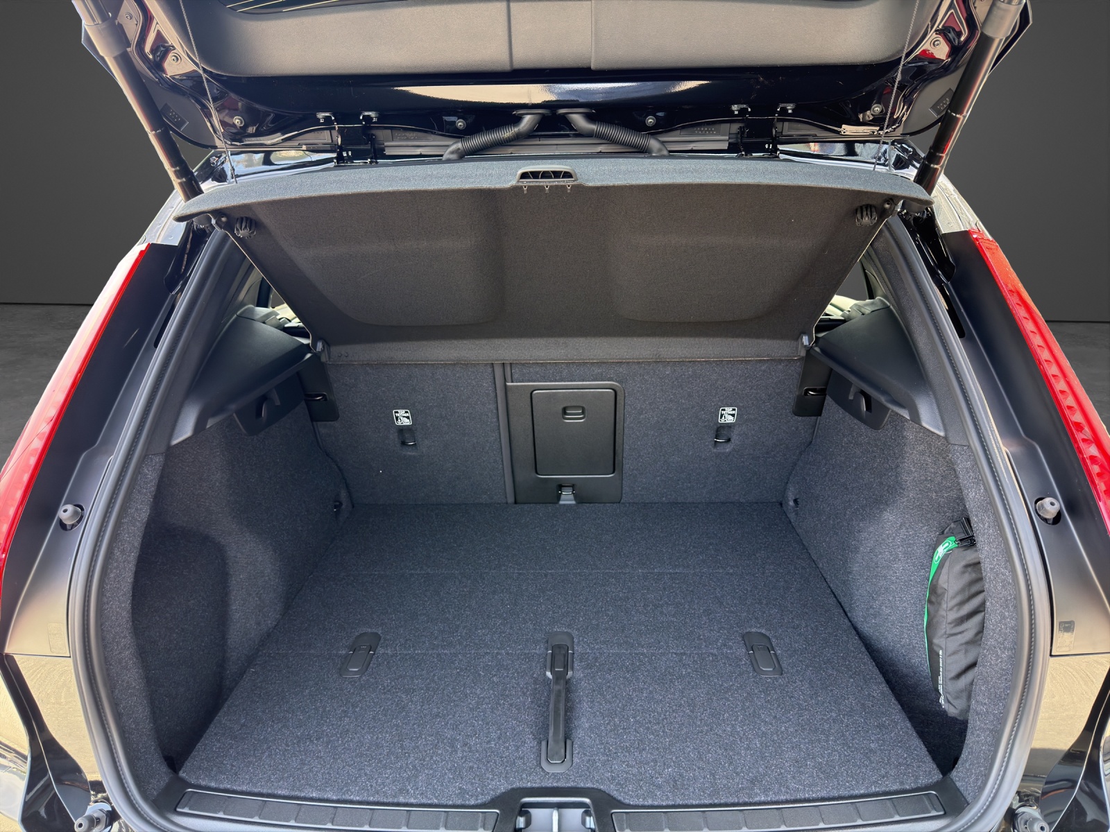 VOLVO EX40 82kWh Twin Motor Performance AWD Xcentric Black Edition-image-13