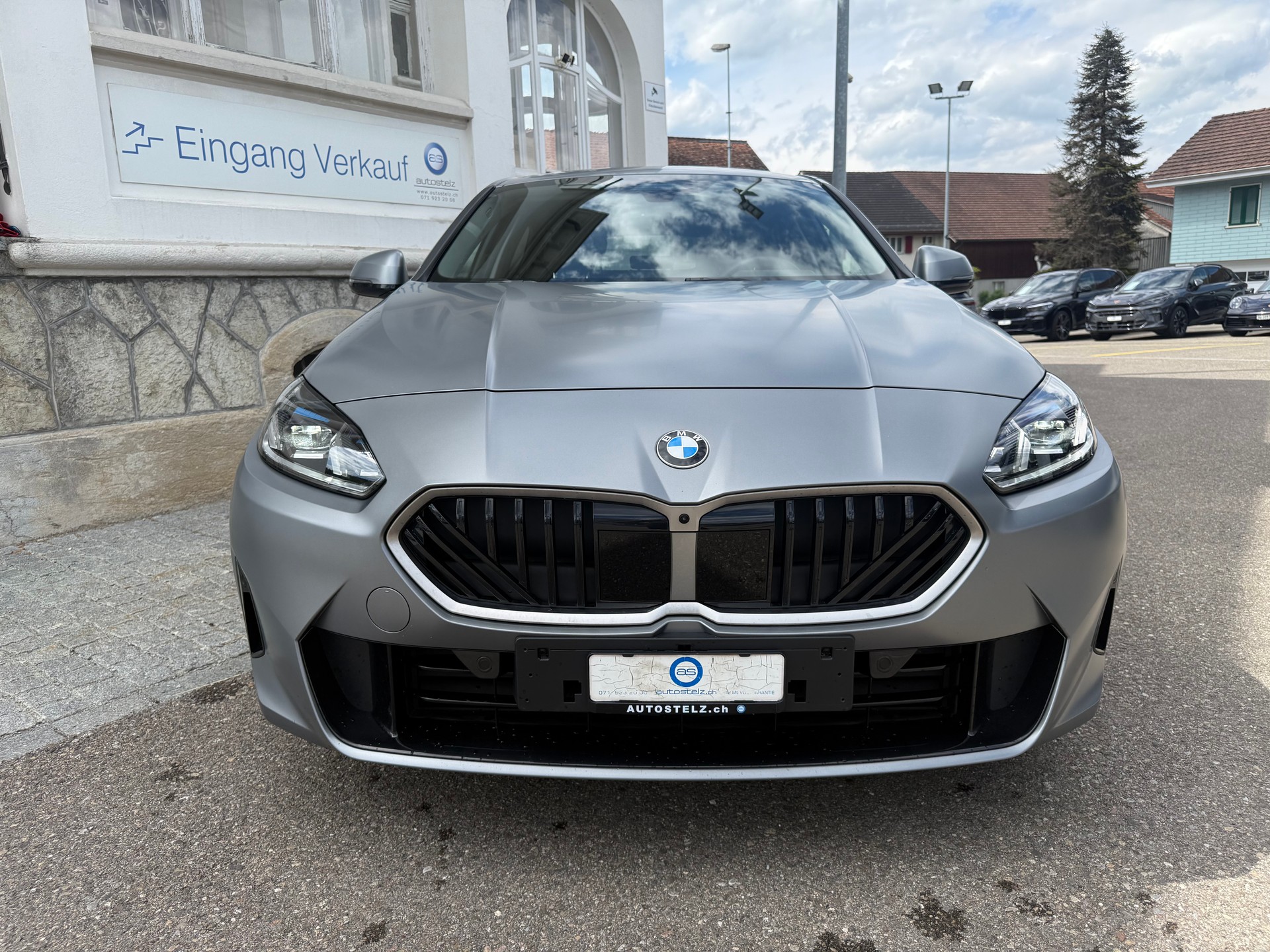 BMW 120i-showroom-element-2