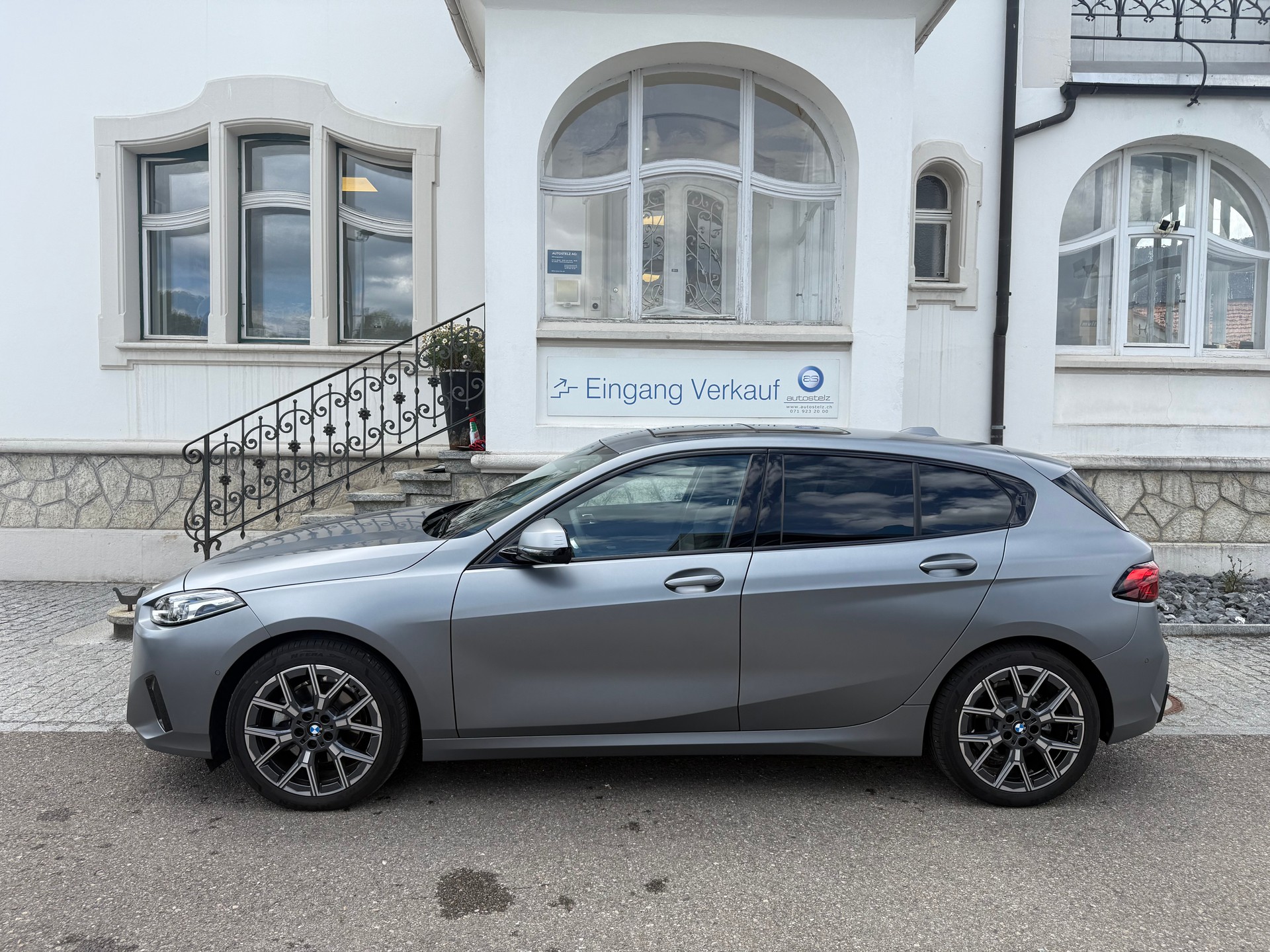 BMW 120i-showroom-element-3