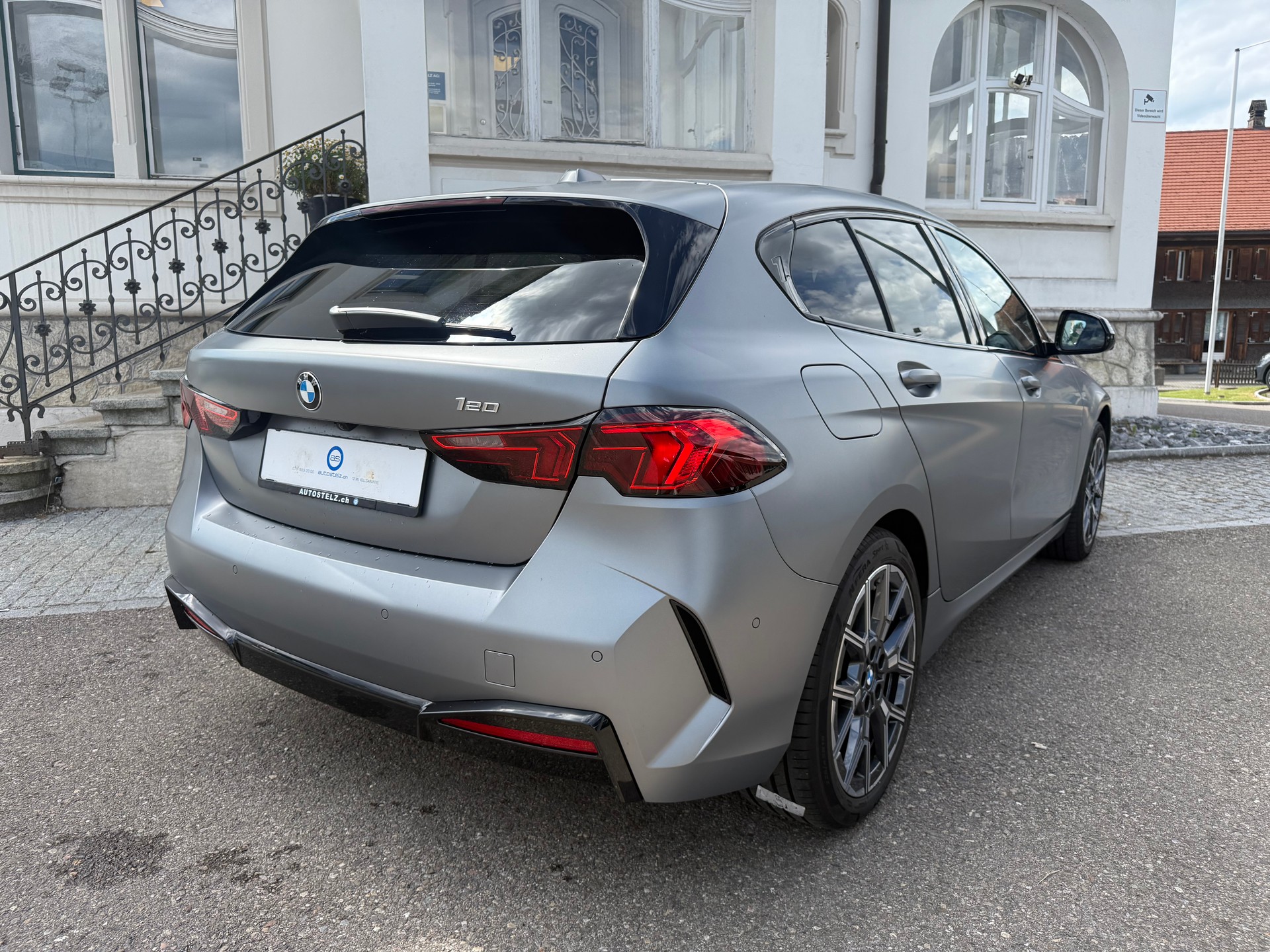 BMW 120i-image-5