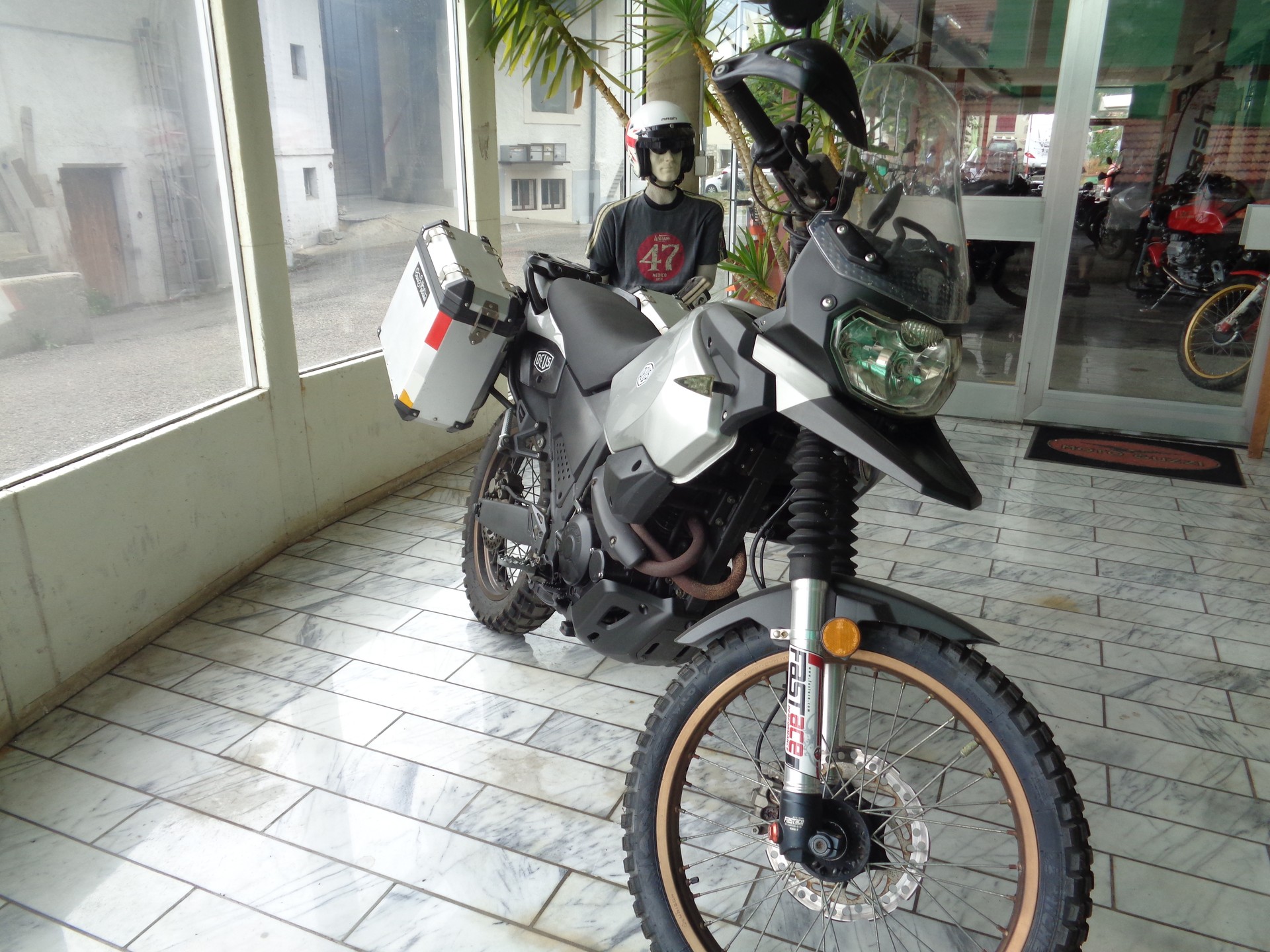 MASH Adventure 400-image-0