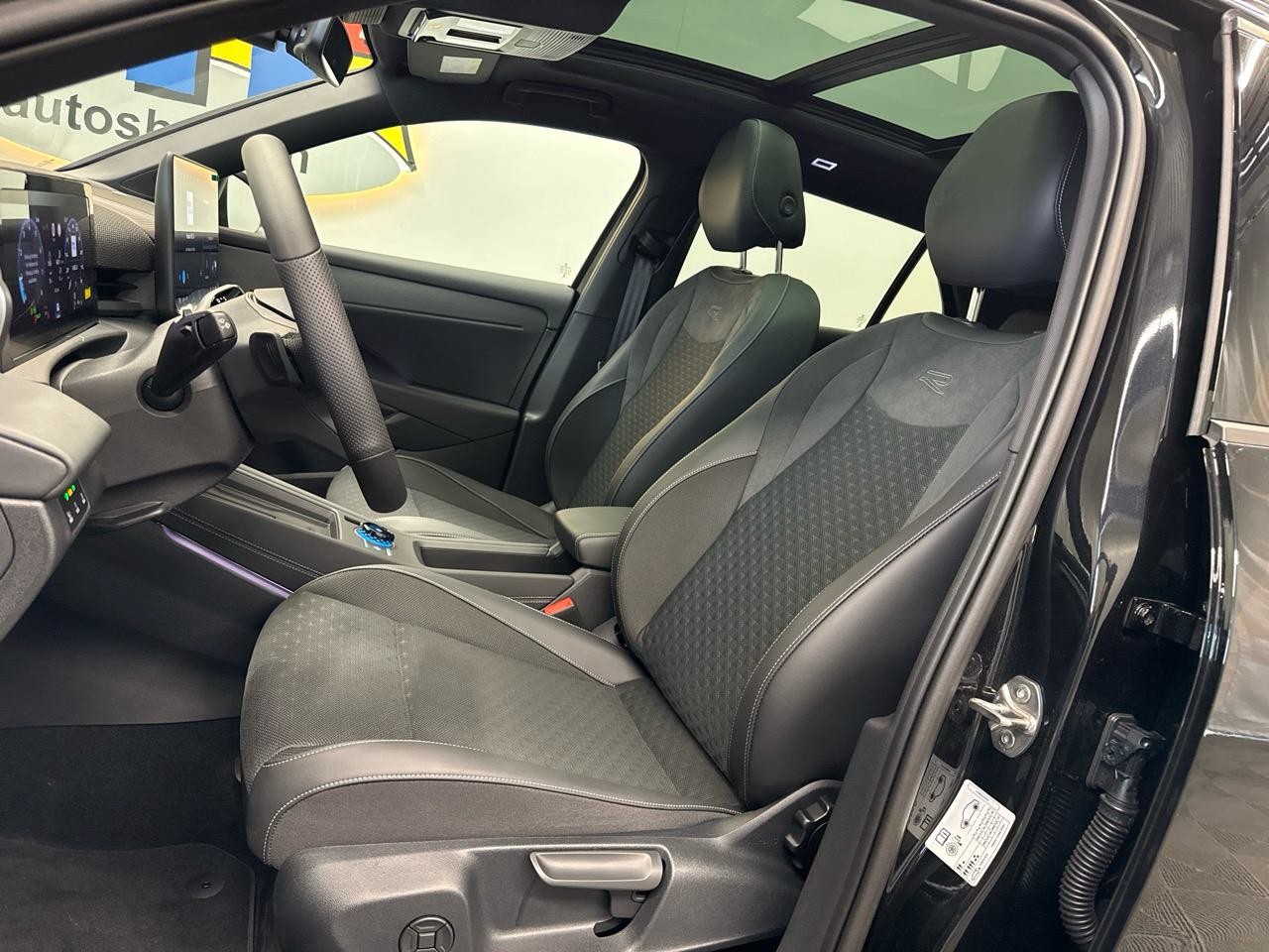 VW T-Roc 1.5 eTSI mHEV R-Line DSG-showroom-element-3