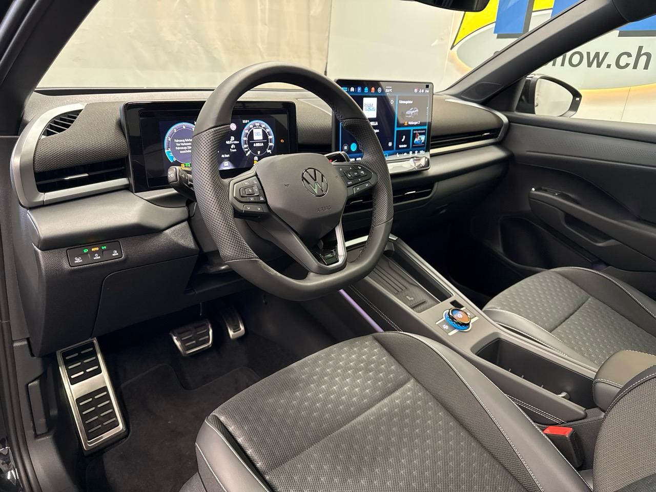 VW T-Roc 1.5 eTSI mHEV R-Line DSG-showroom-element-2