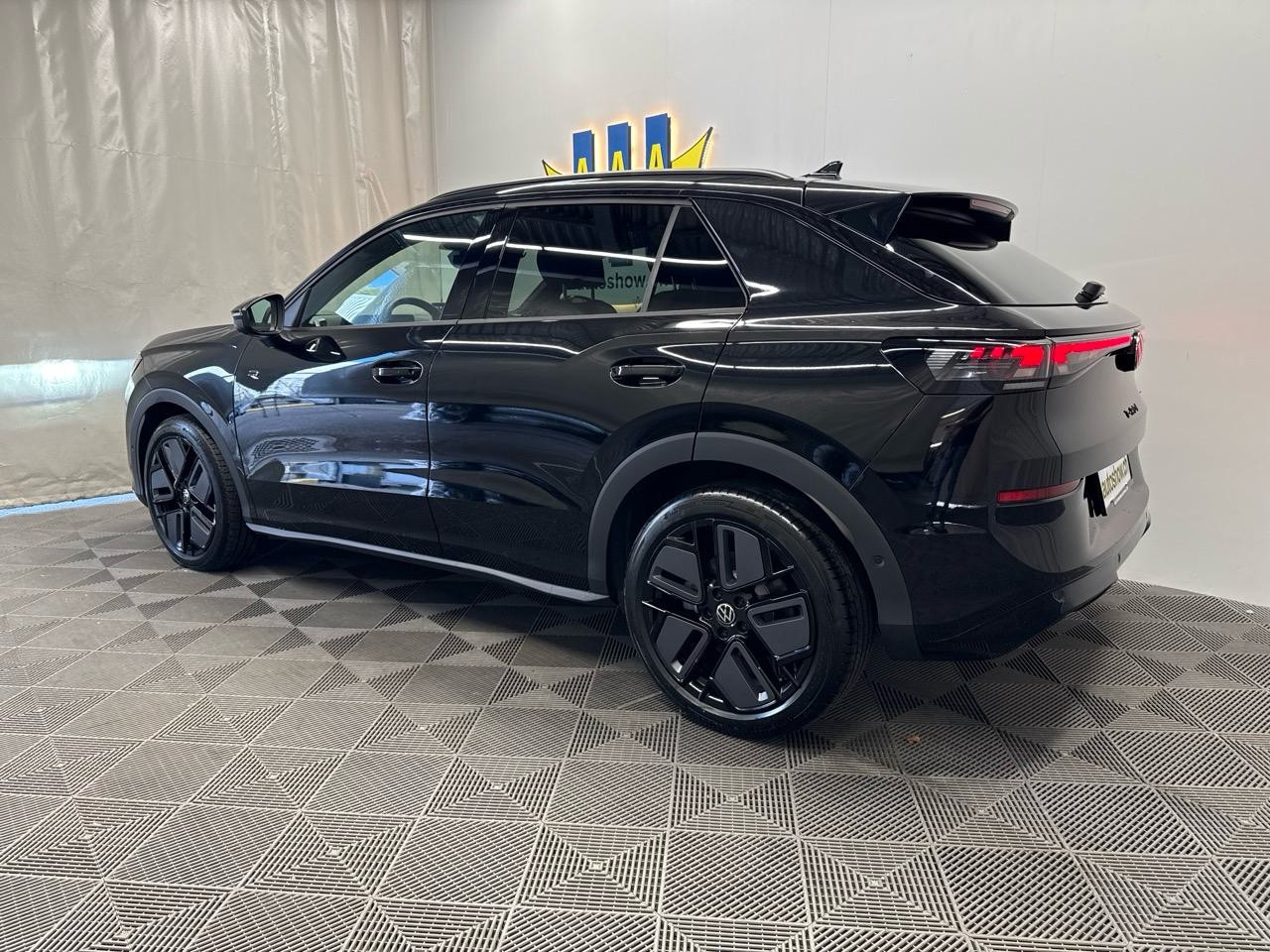 VW T-Roc 1.5 eTSI mHEV R-Line DSG-showroom-element-1