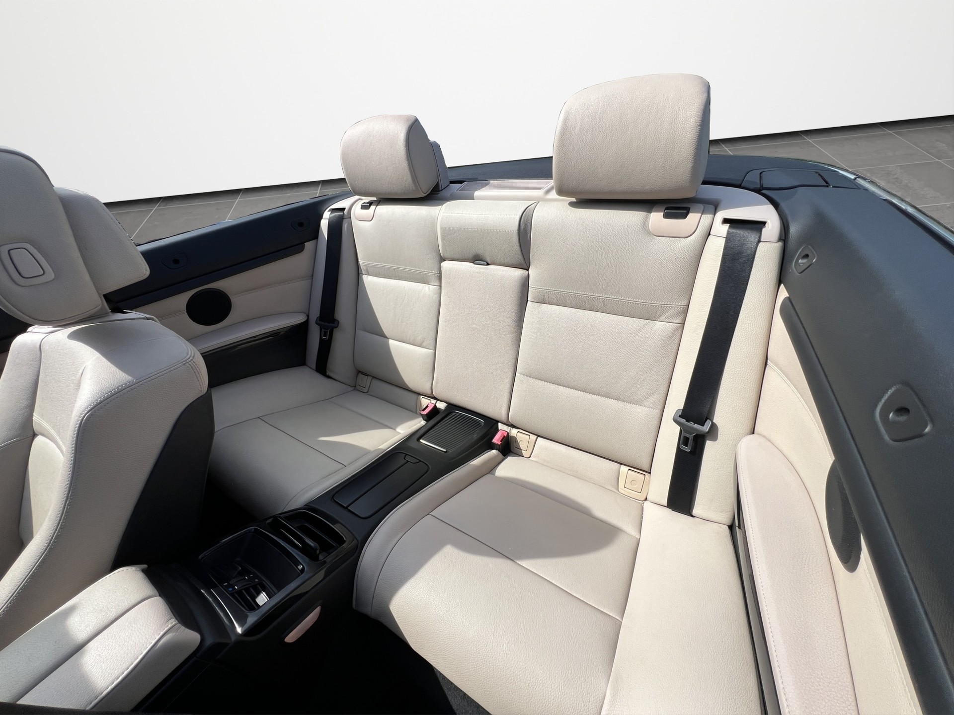 BMW 320i Cabriolet-image-11