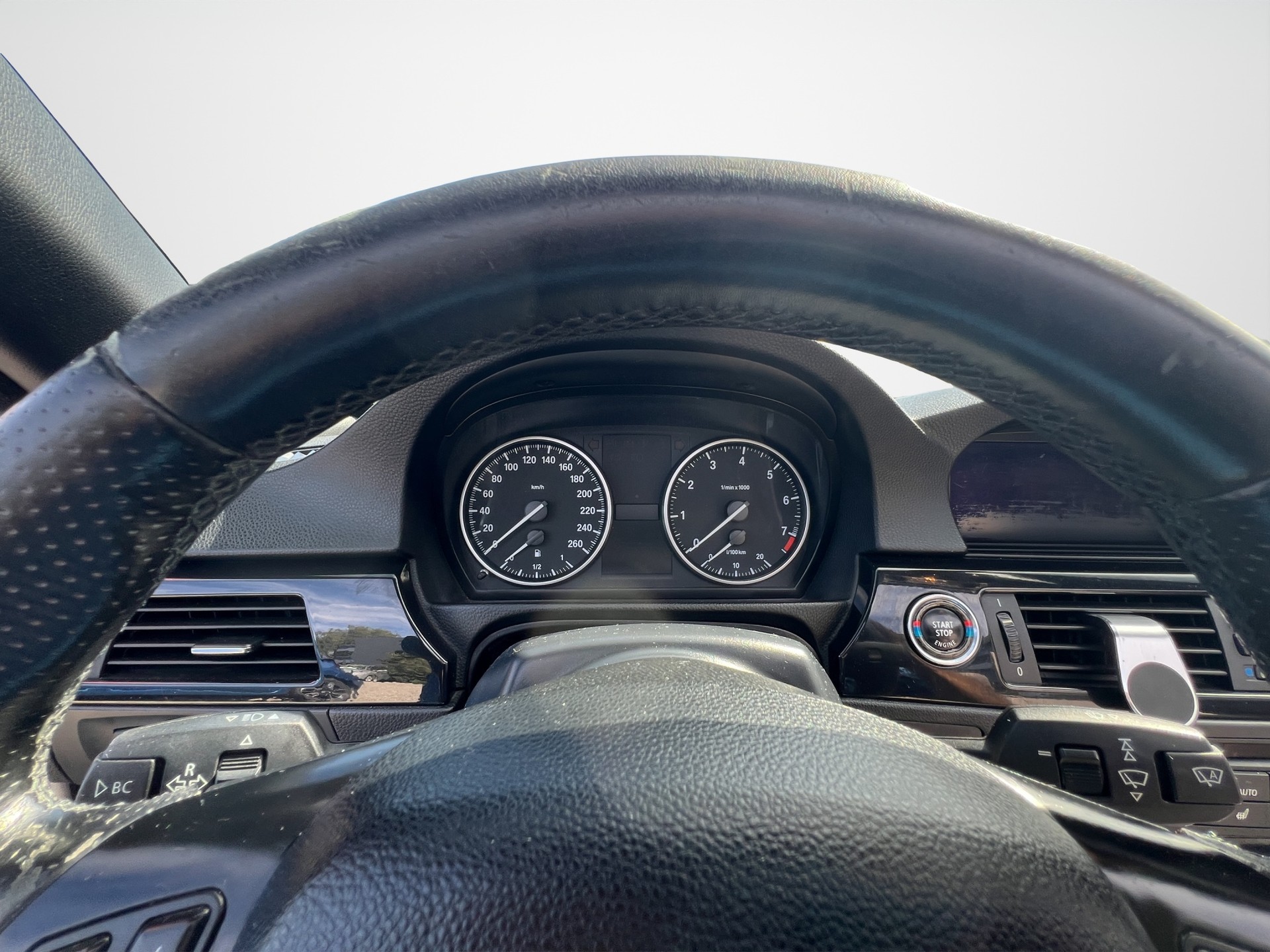 BMW 320i Cabriolet-image-10