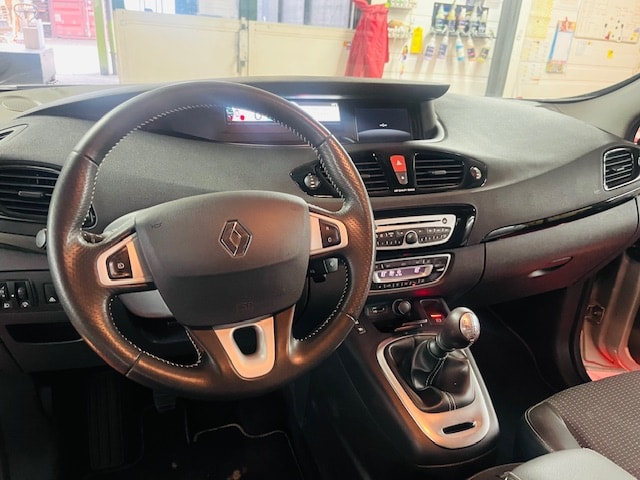 RENAULT Scénic 1.4 16V Turbo Privilège-image-12