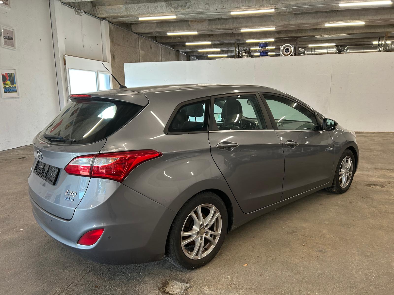 HYUNDAI i30 Wagon 1.6 CRDi Premium-showroom-element-3
