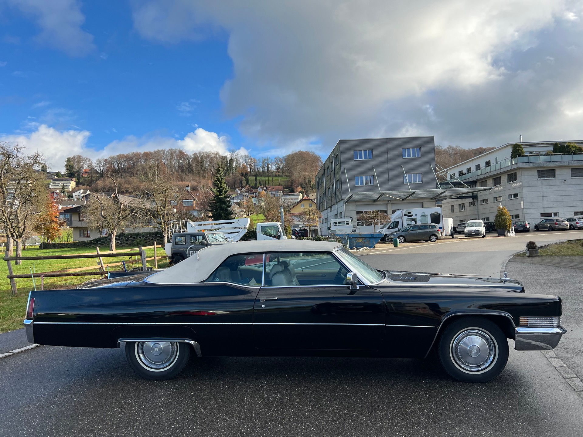 CADILLAC CONVERTIBLE-showroom-element-3