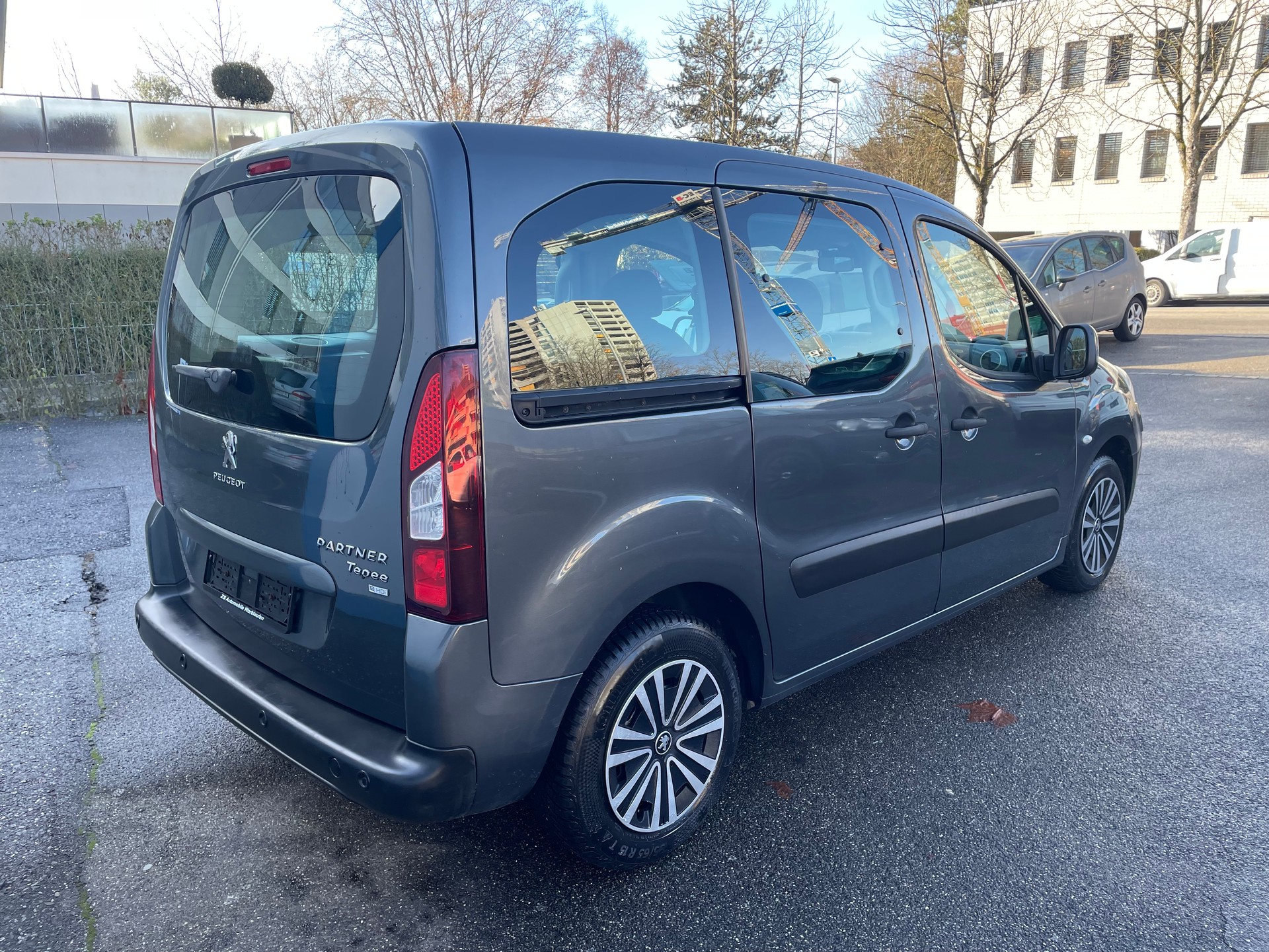 PEUGEOT Partner 1.6 e-HDI Active EGS6-image-3