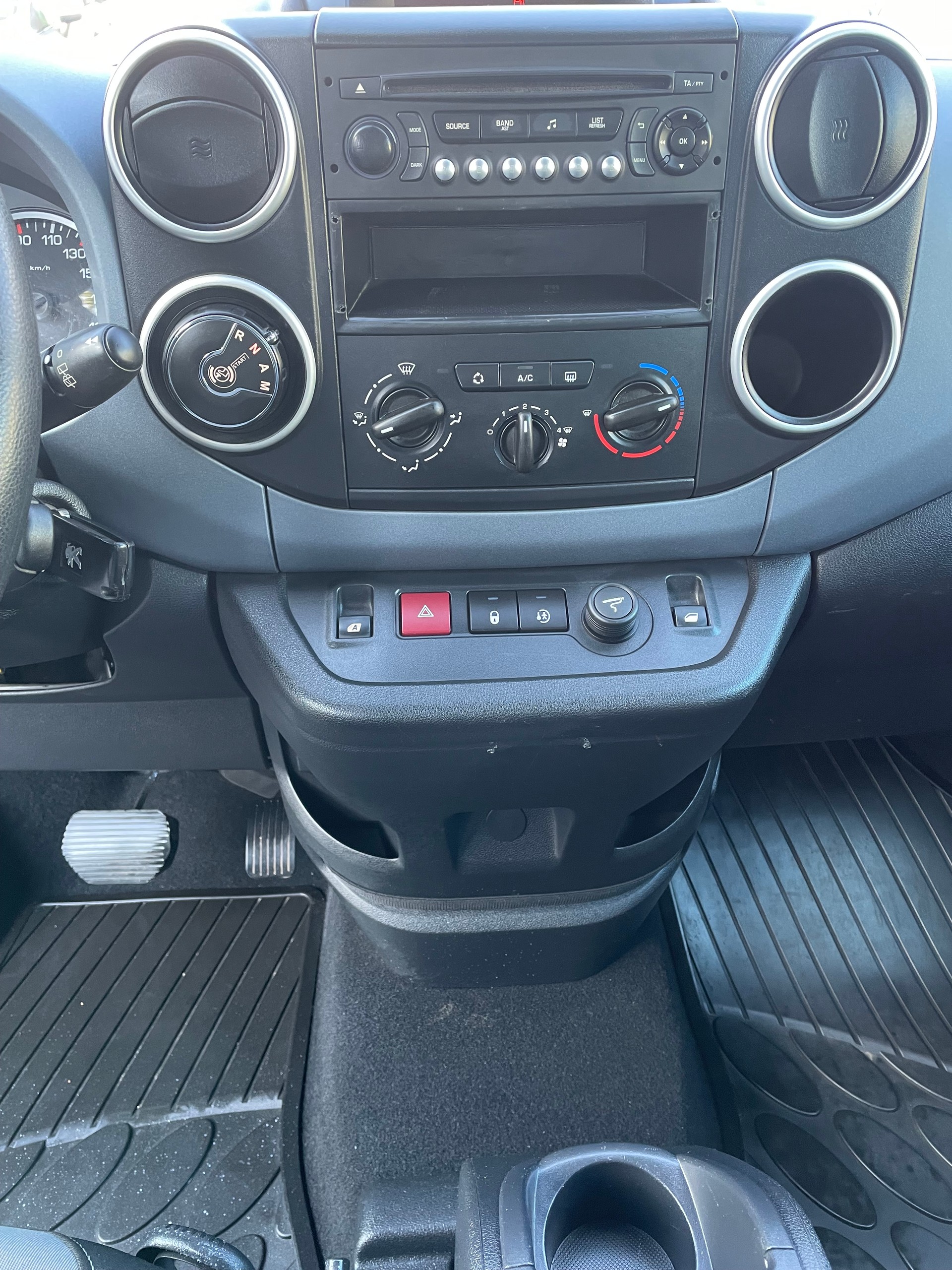 PEUGEOT Partner 1.6 e-HDI Active EGS6-image-11