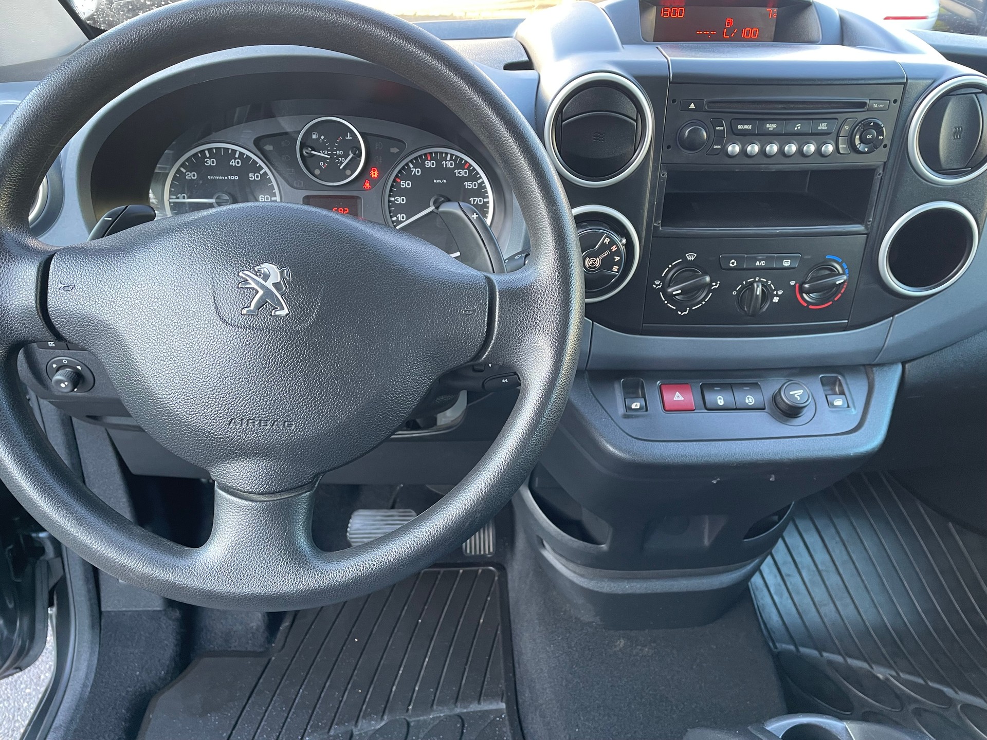 PEUGEOT Partner 1.6 e-HDI Active EGS6-image-10