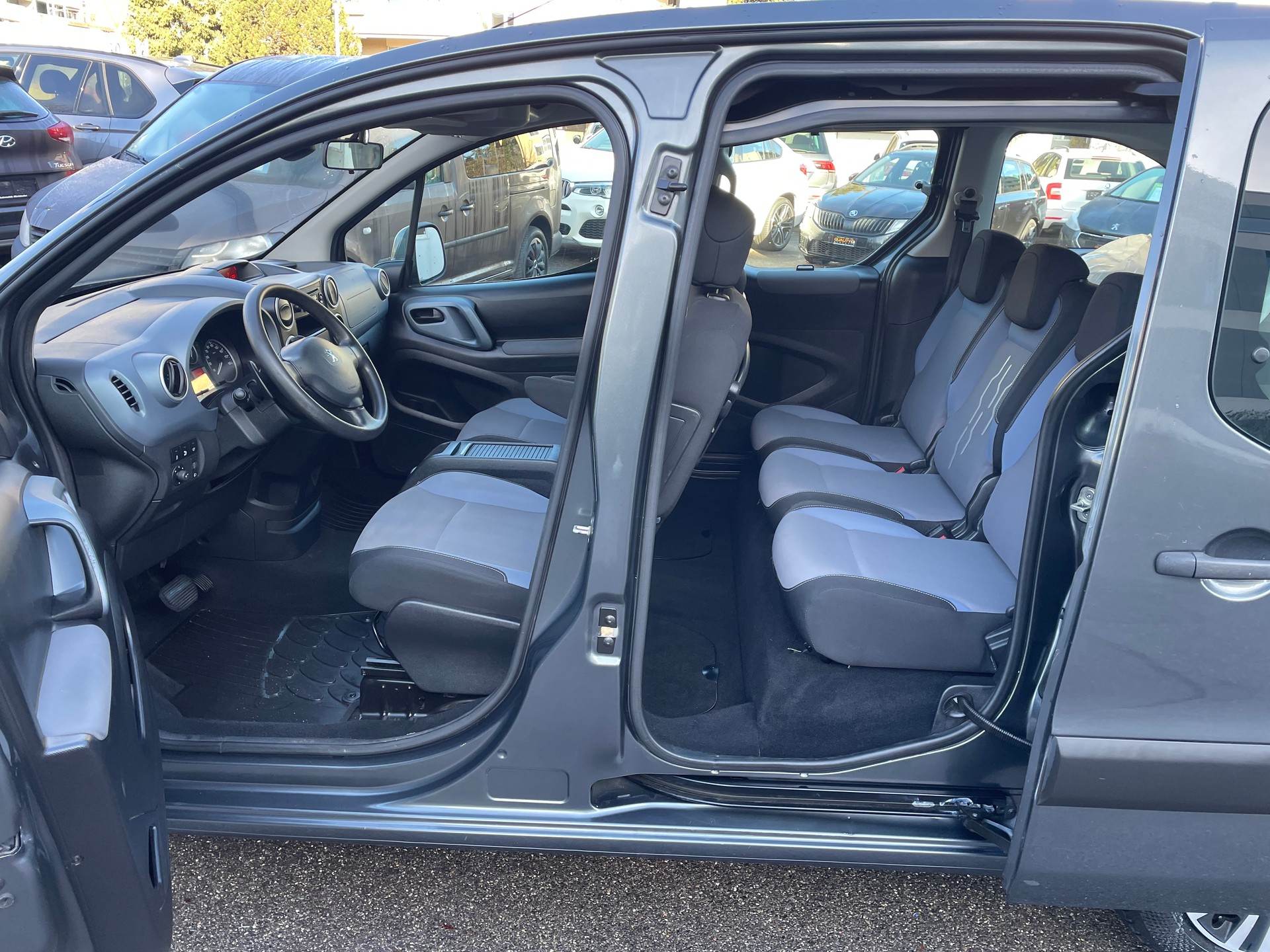 PEUGEOT Partner 1.6 e-HDI Active EGS6-image-9
