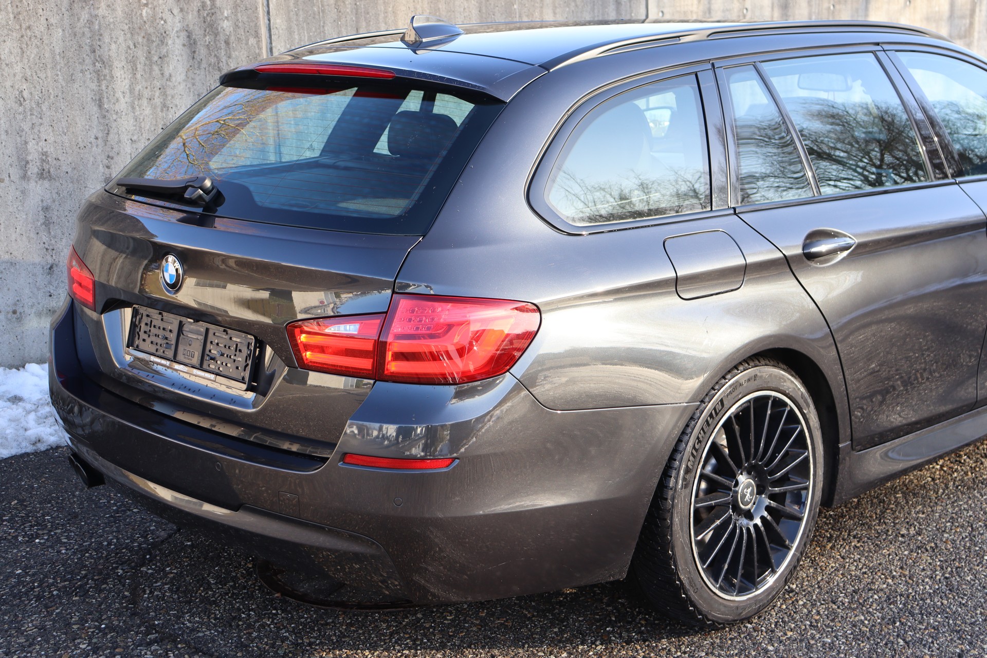 BMW 530d xDrive Touring Steptronic M-Paket-showroom-element-3