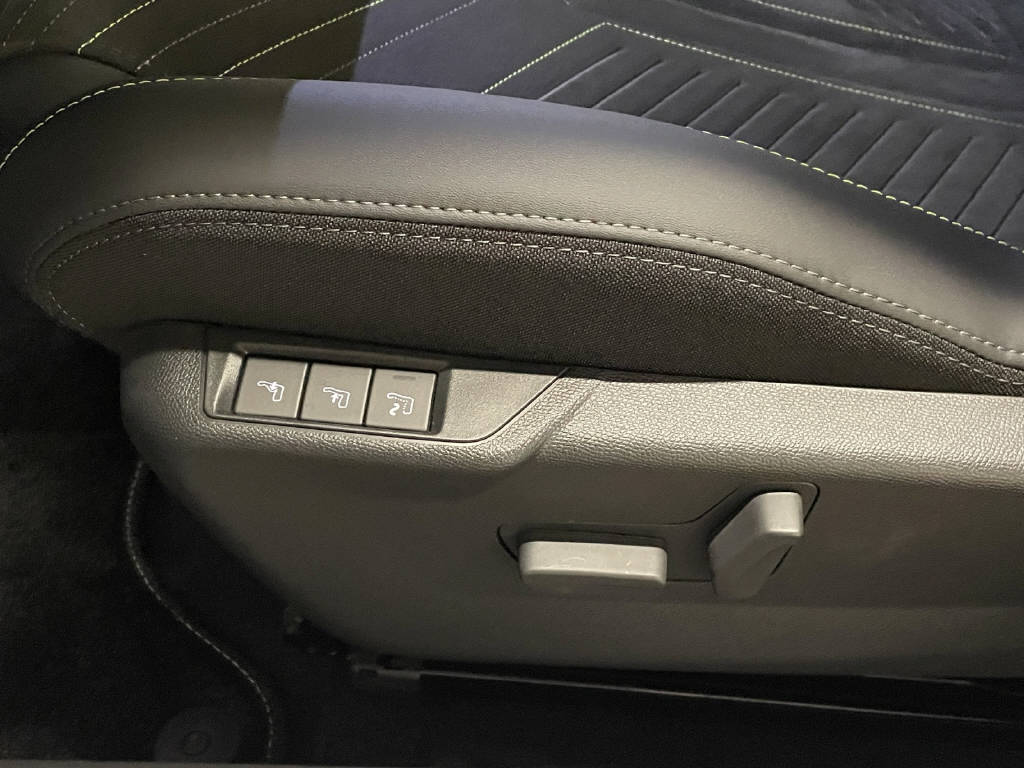 PEUGEOT 2008 1.2 Hybrid 145 GT-image-13