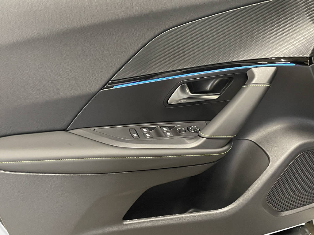 PEUGEOT 2008 1.2 Hybrid 145 GT-image-9