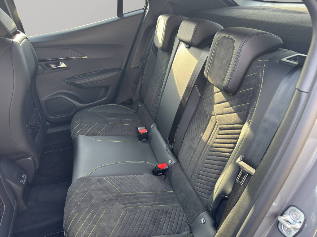 PEUGEOT 2008 1.2 Hybrid 145 GT-image-6