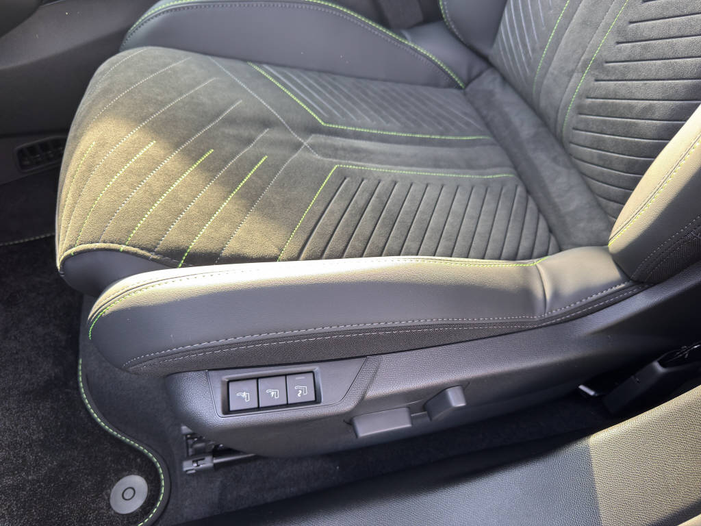 PEUGEOT 2008 1.2 Hybrid 145 GT-image-8
