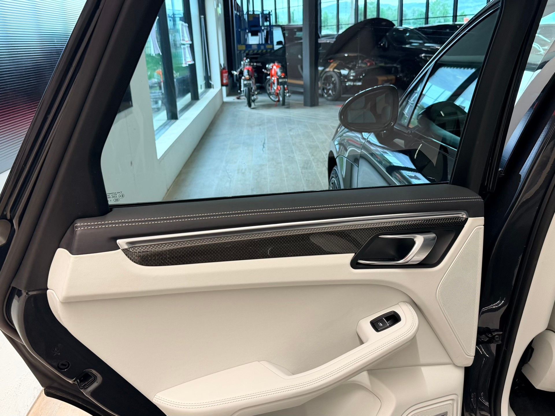 PORSCHE Macan GTS PDK-image-18