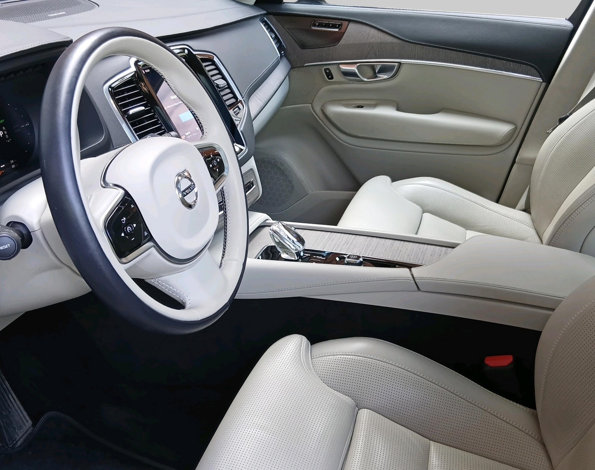 VOLVO XC90 2.0 T8 TE Ultimate Bright-showroom-element-2