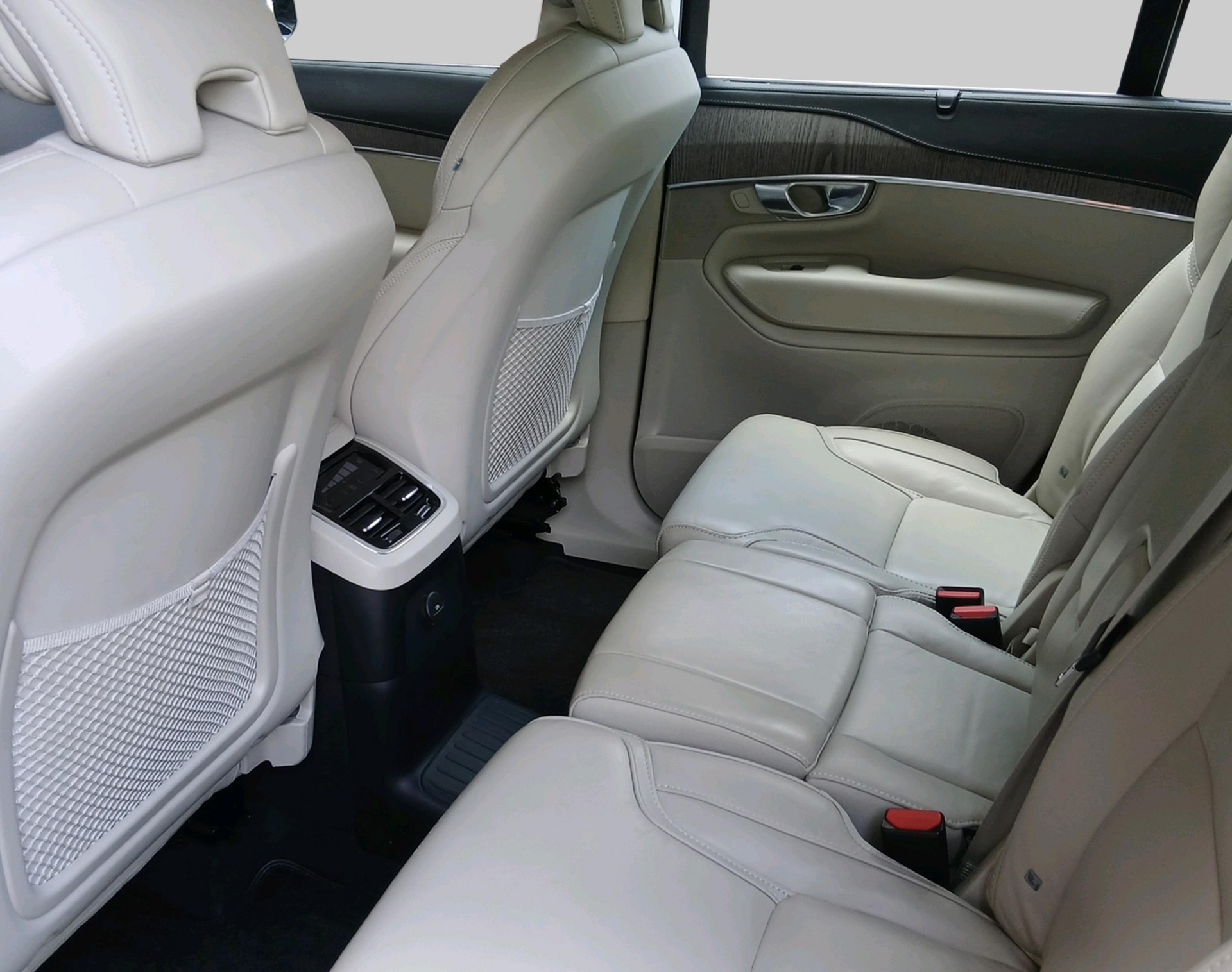 VOLVO XC90 2.0 T8 TE Ultimate Bright-showroom-element-3