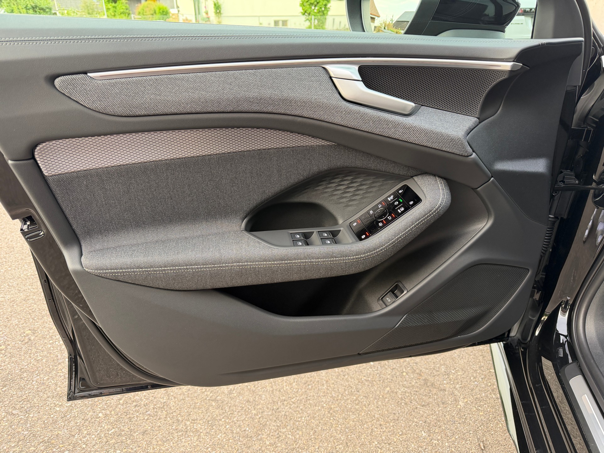 AUDI A6 Avant TDI quattro 150 kW S tronic-image-12