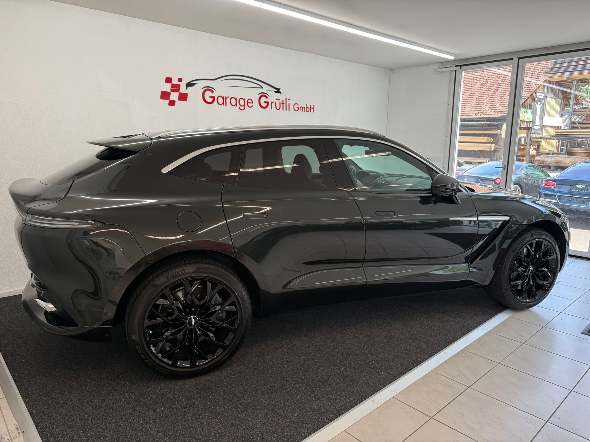 ASTON MARTIN DBX 4.0 V8-showroom-element-2