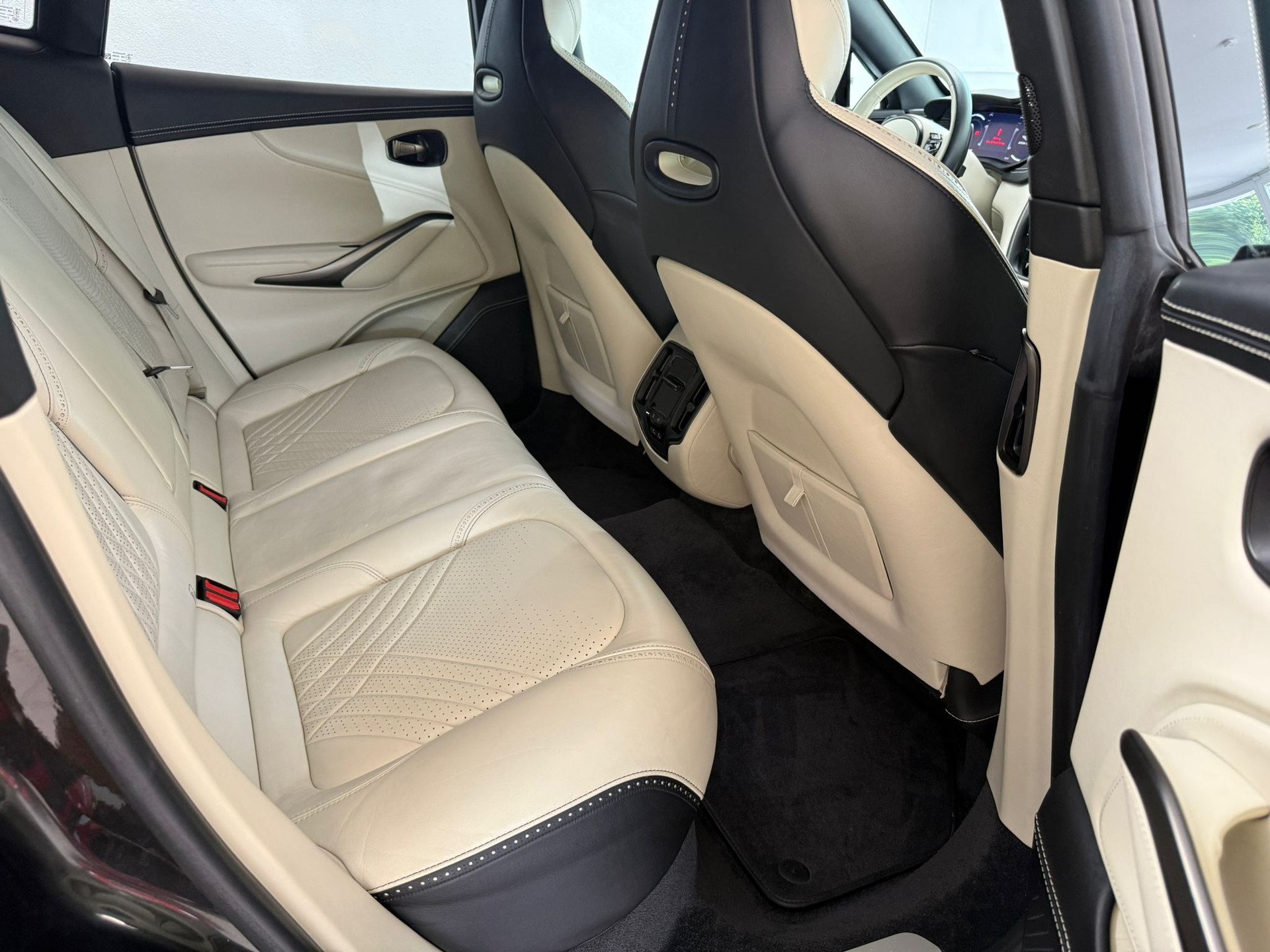 ASTON MARTIN DBX 4.0 V8-image-13