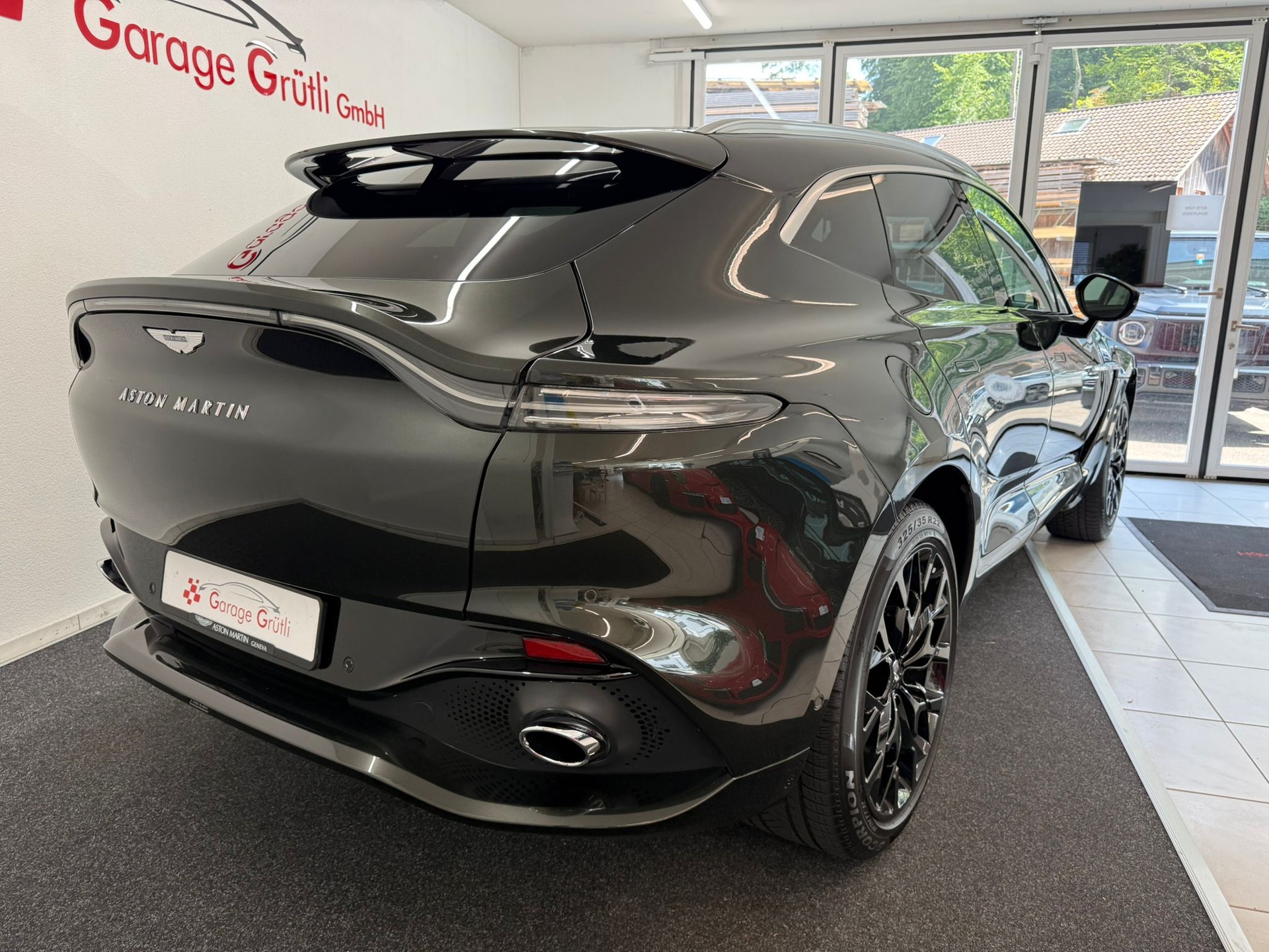 ASTON MARTIN DBX 4.0 V8-showroom-element-3