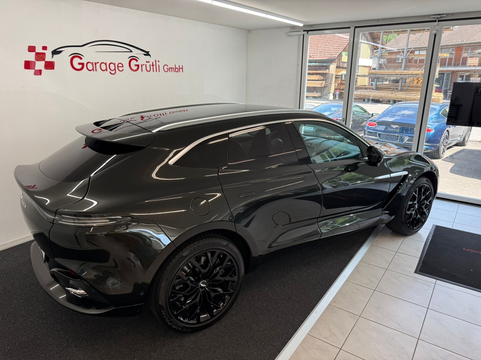 ASTON MARTIN DBX 4.0 V8-image-4