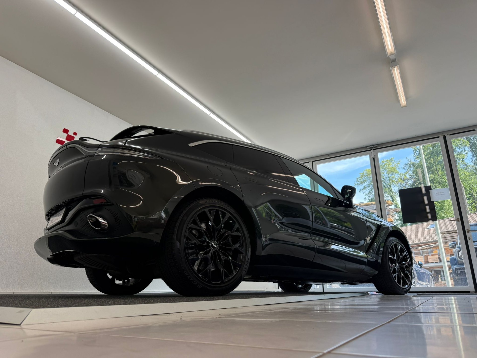 ASTON MARTIN DBX 4.0 V8-image-5