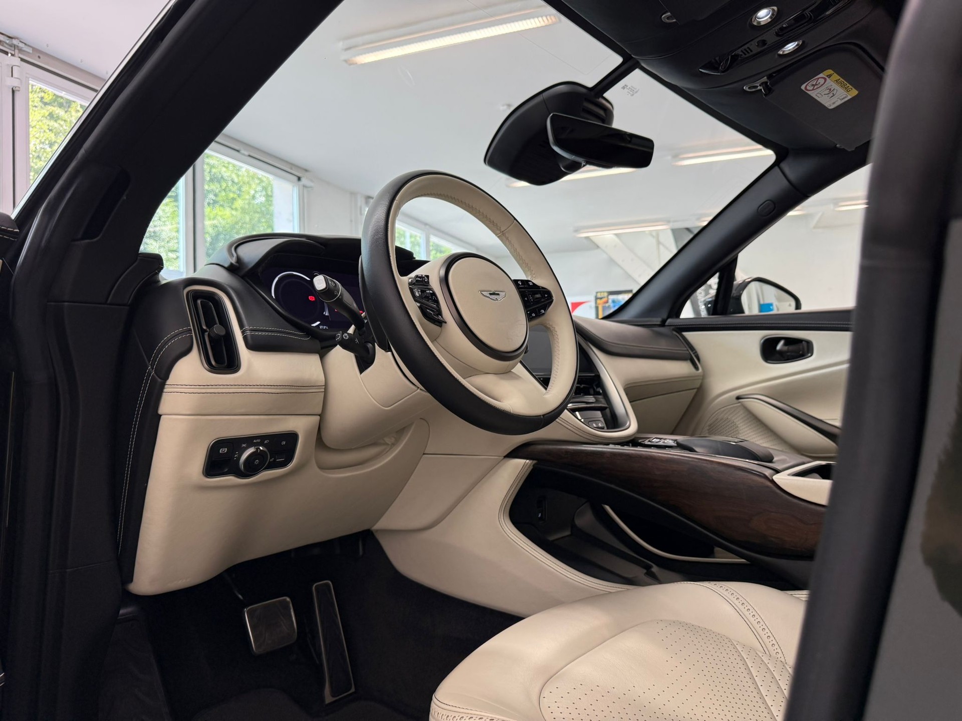 ASTON MARTIN DBX 4.0 V8-image-8