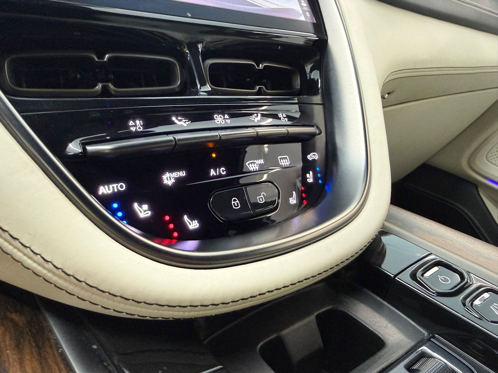 ASTON MARTIN DBX 4.0 V8-image-16